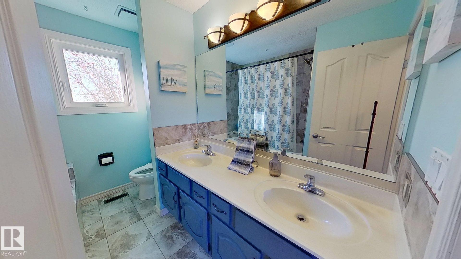 7515 10 Avenue, Edmonton, AB - Indoor Photo Showing Bathroom