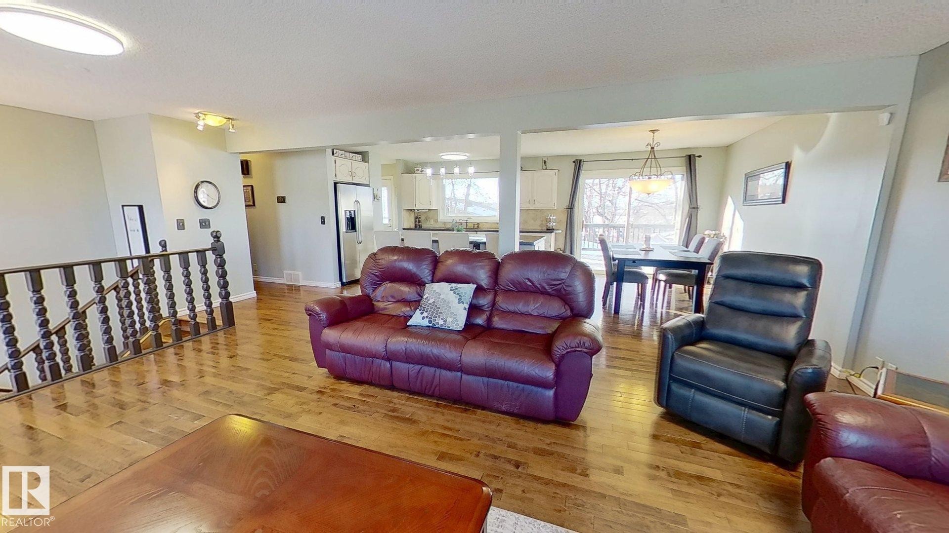 7515 10 Avenue, Edmonton, AB - Indoor Photo Showing Living Room