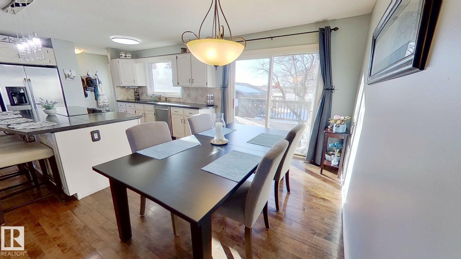 7515 10 Avenue, Edmonton, AB - Indoor Photo Showing Dining Room
