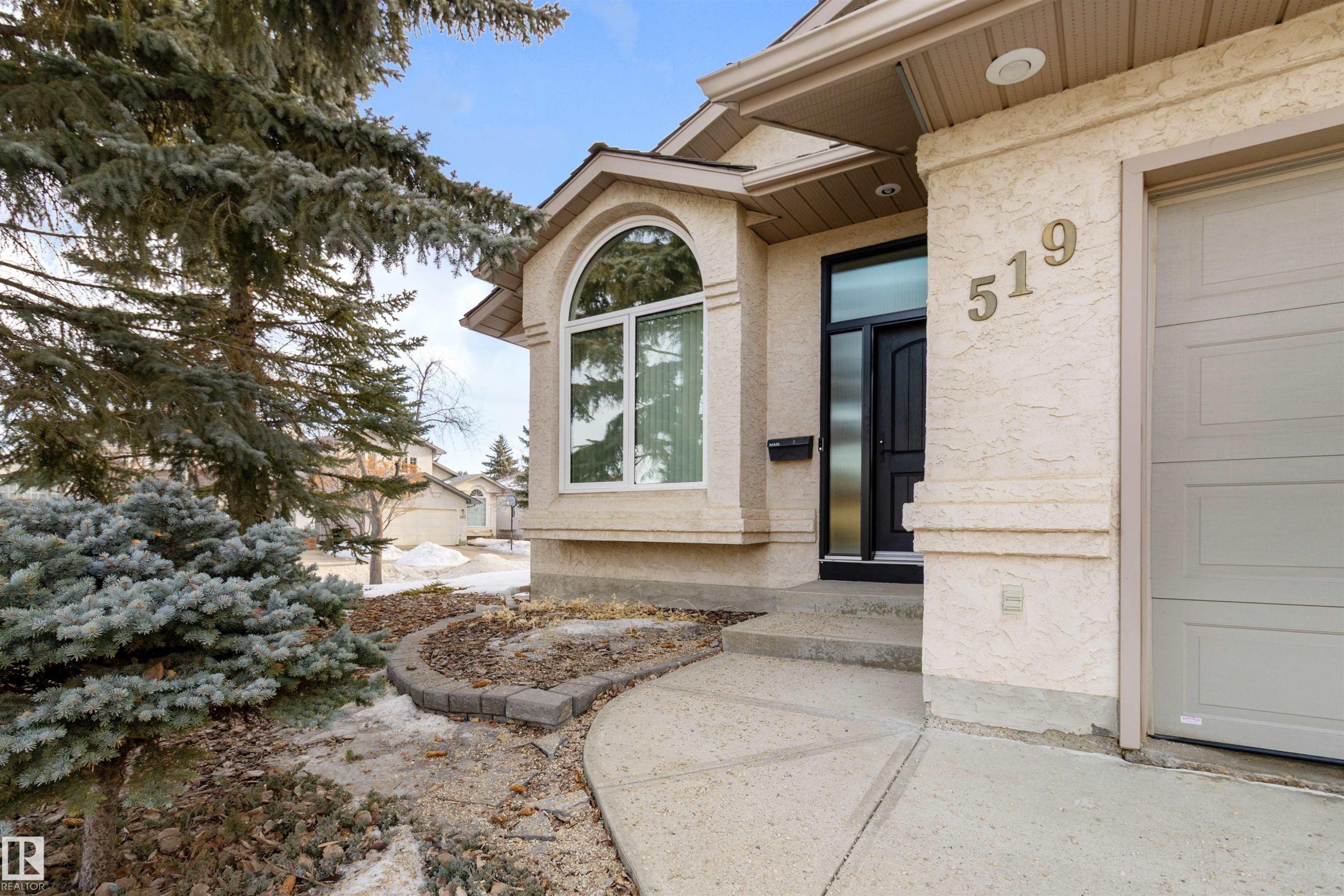 Property entrance featuring stucco siding and a garage - 519 Buchanan Road, Edmonton, AB - Outdoor