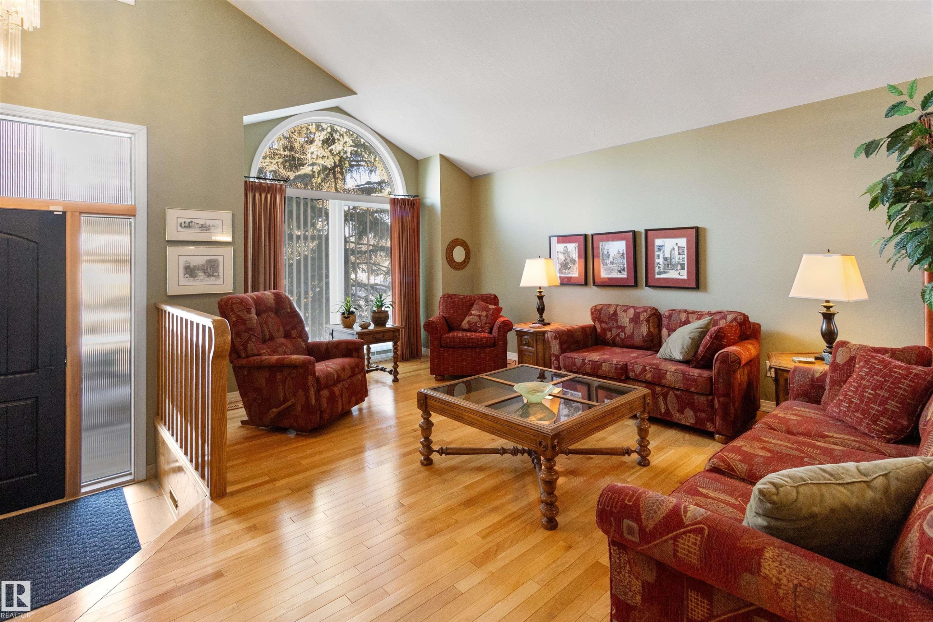 Living room with vaulted ceiling and light wood-type flooring - 519 Buchanan Road, Edmonton, AB - Indoor Photo Showing Living Room