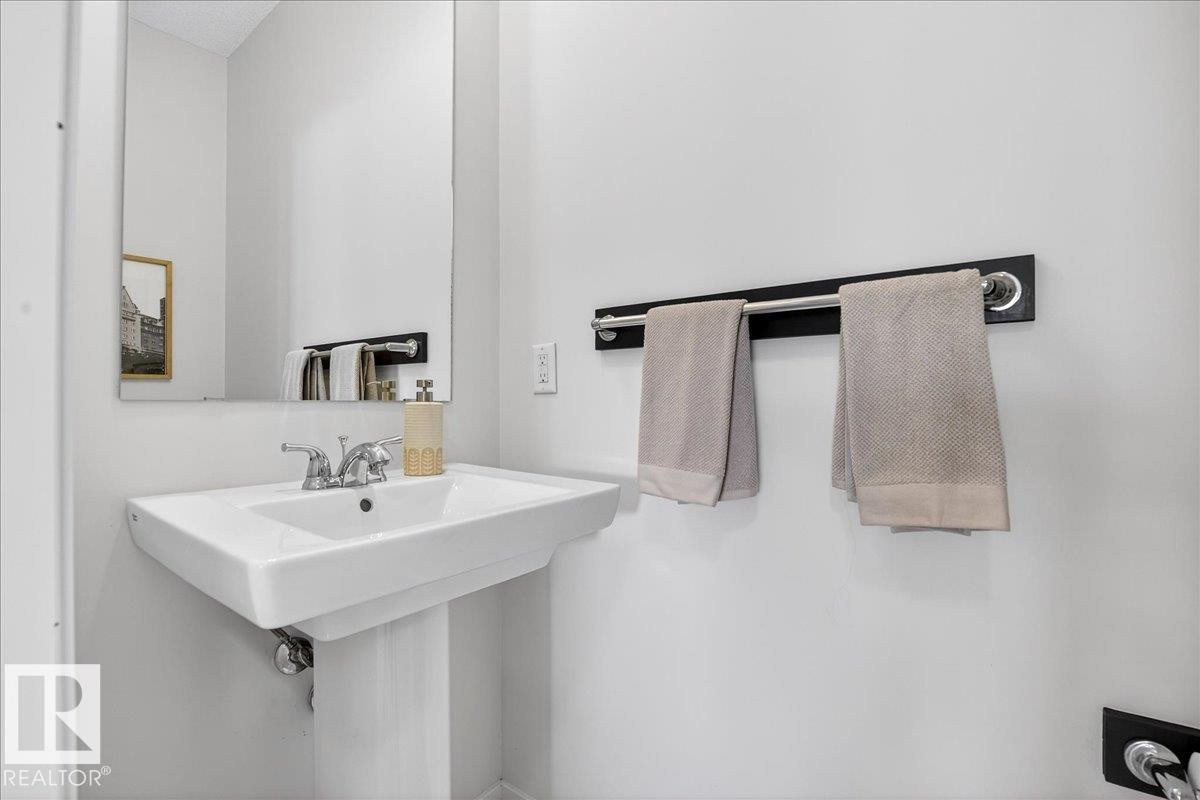 5404 22 Avenue, Edmonton, AB - Indoor Photo Showing Bathroom