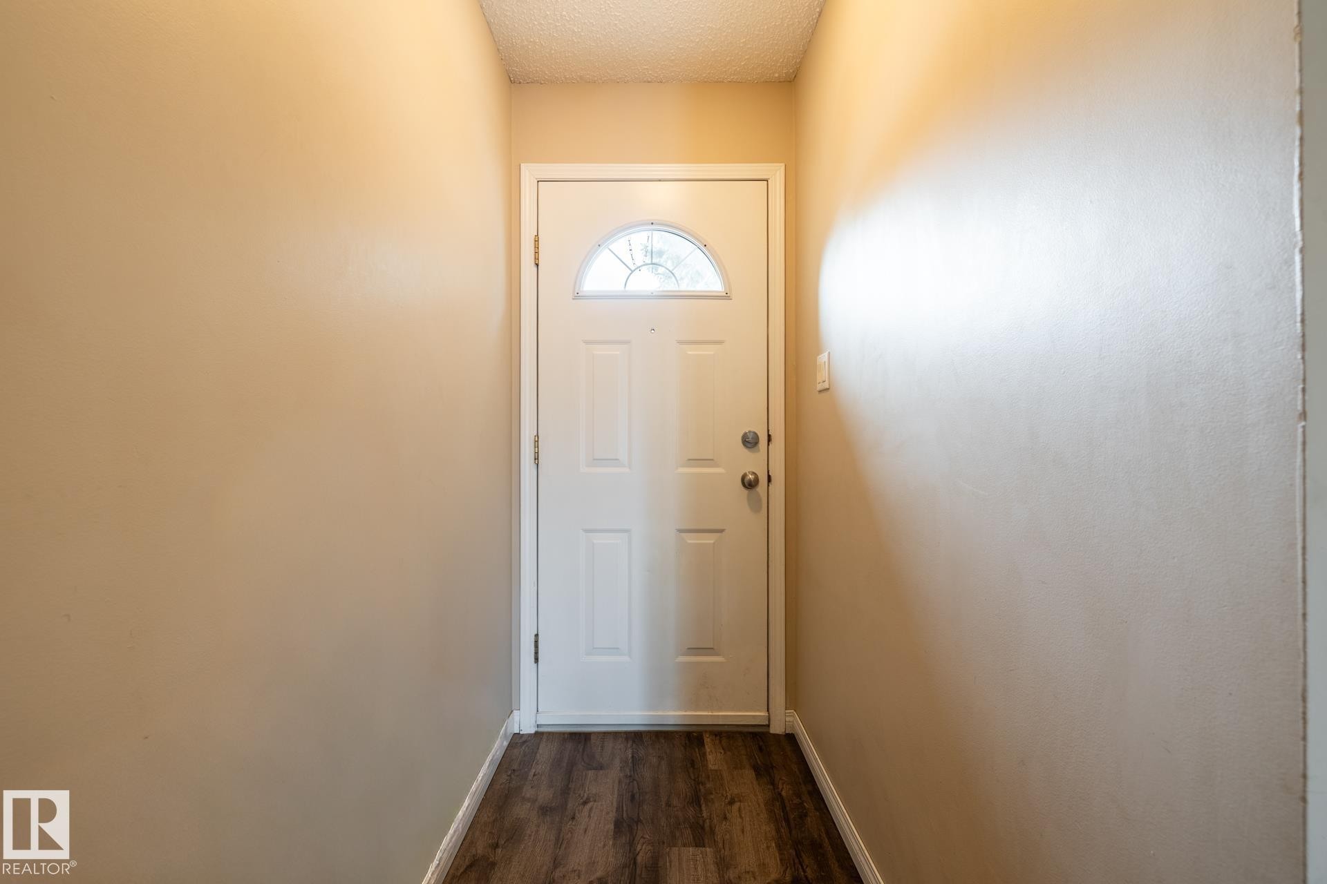 Edmonton, AB - Indoor Photo Showing Other Room