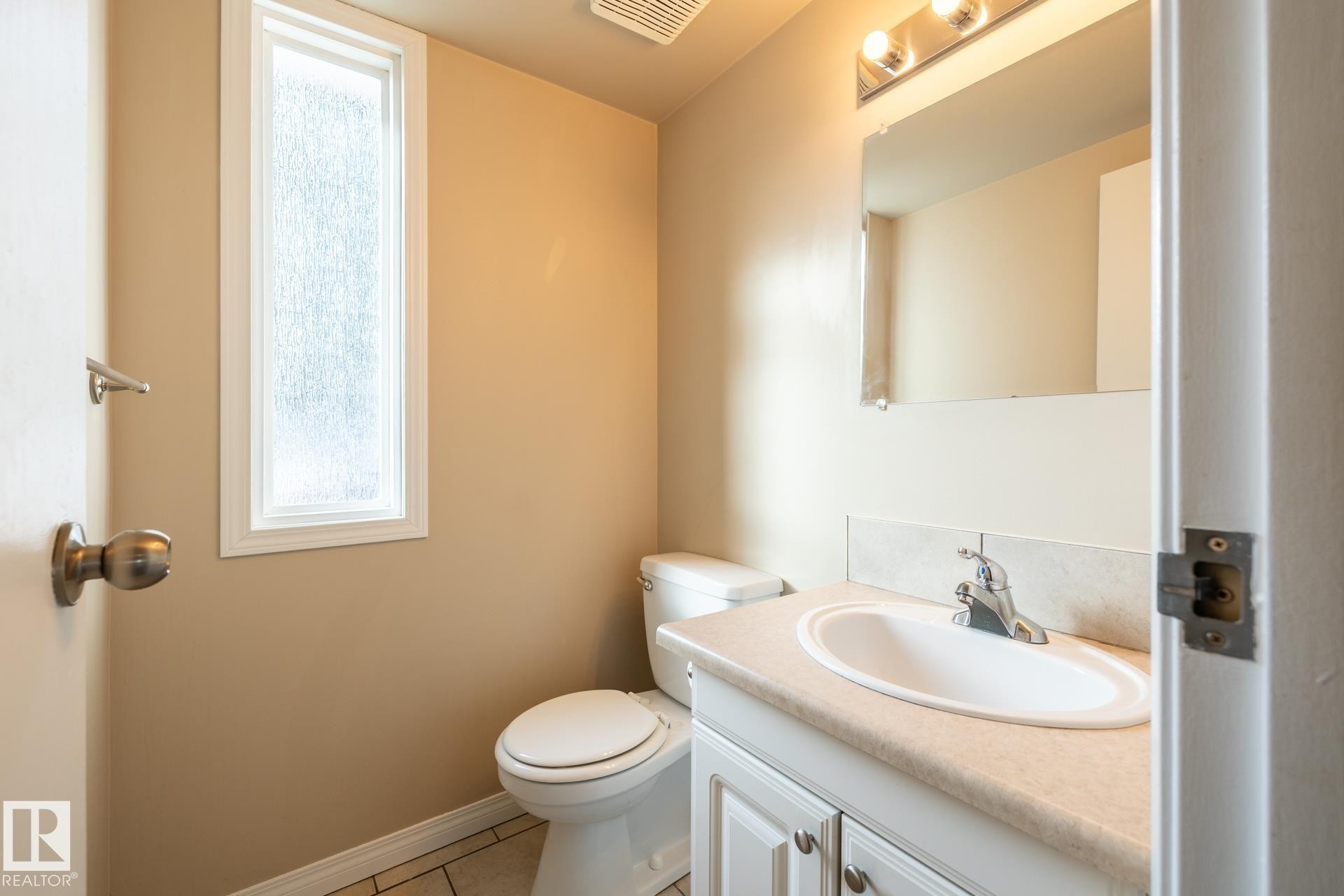 Edmonton, AB - Indoor Photo Showing Bathroom