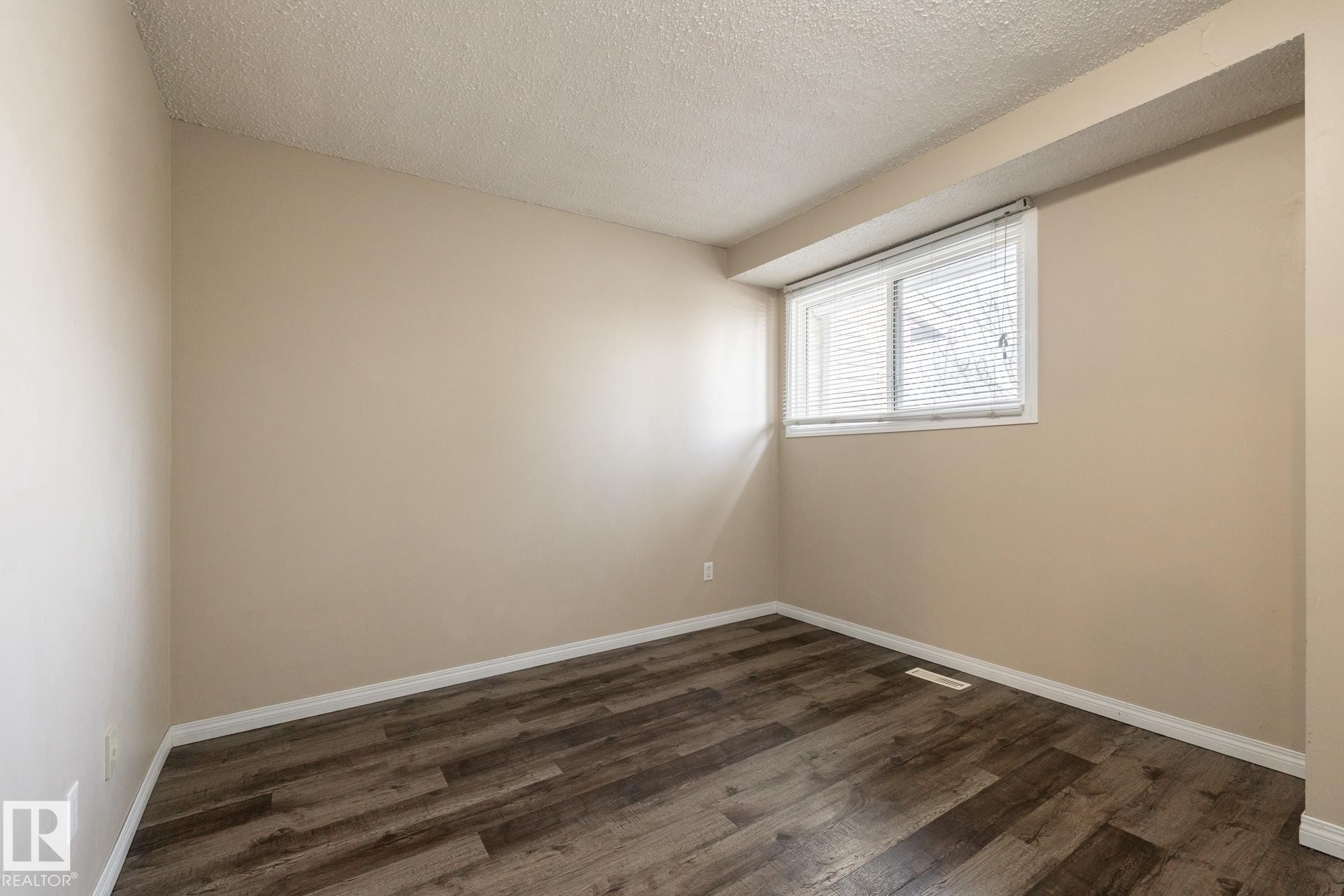 Edmonton, AB - Indoor Photo Showing Other Room