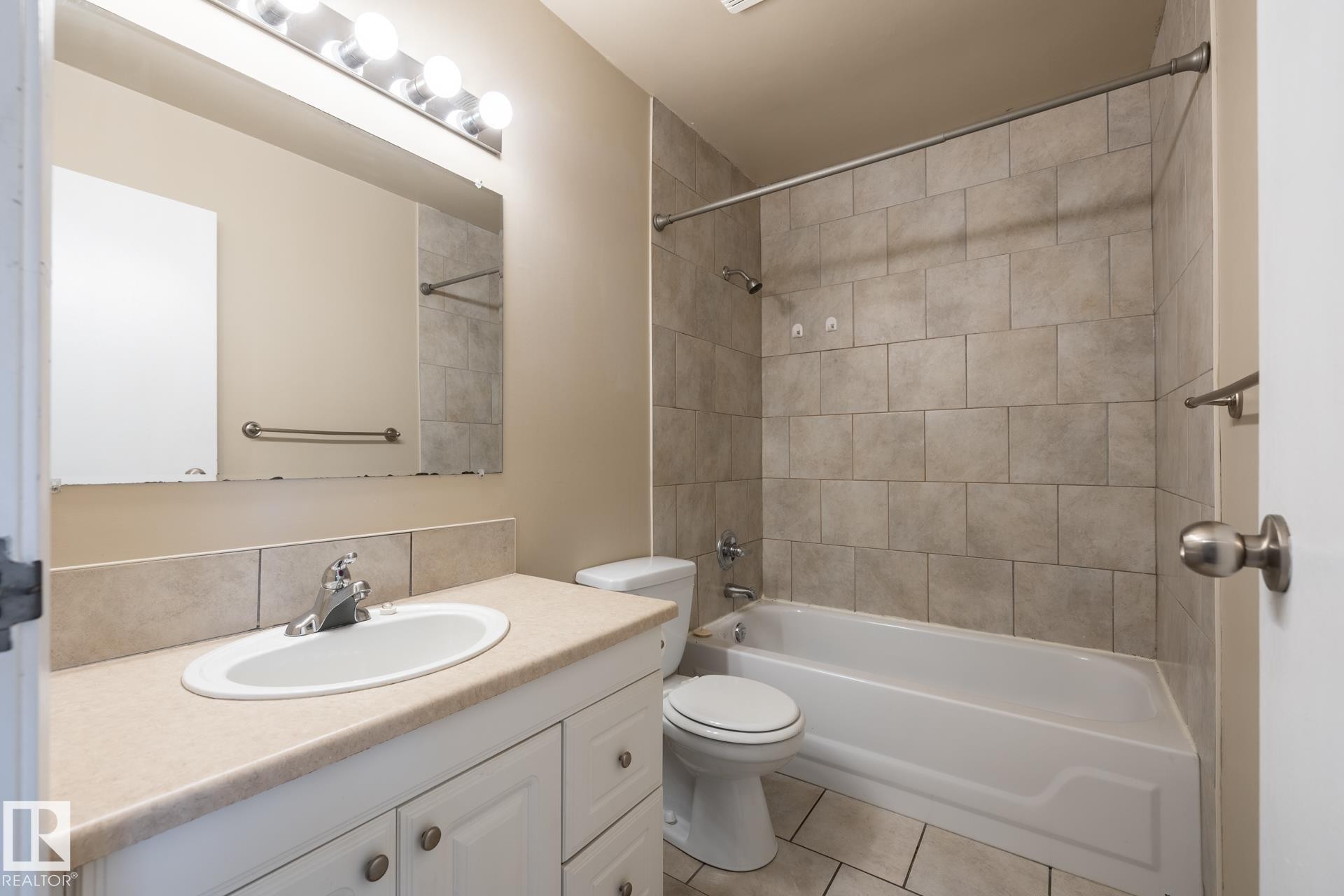 Edmonton, AB - Indoor Photo Showing Bathroom