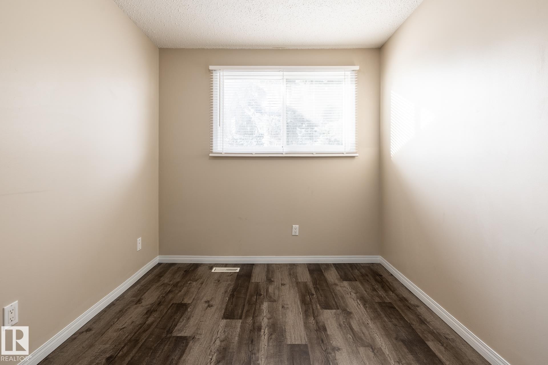 Edmonton, AB - Indoor Photo Showing Other Room