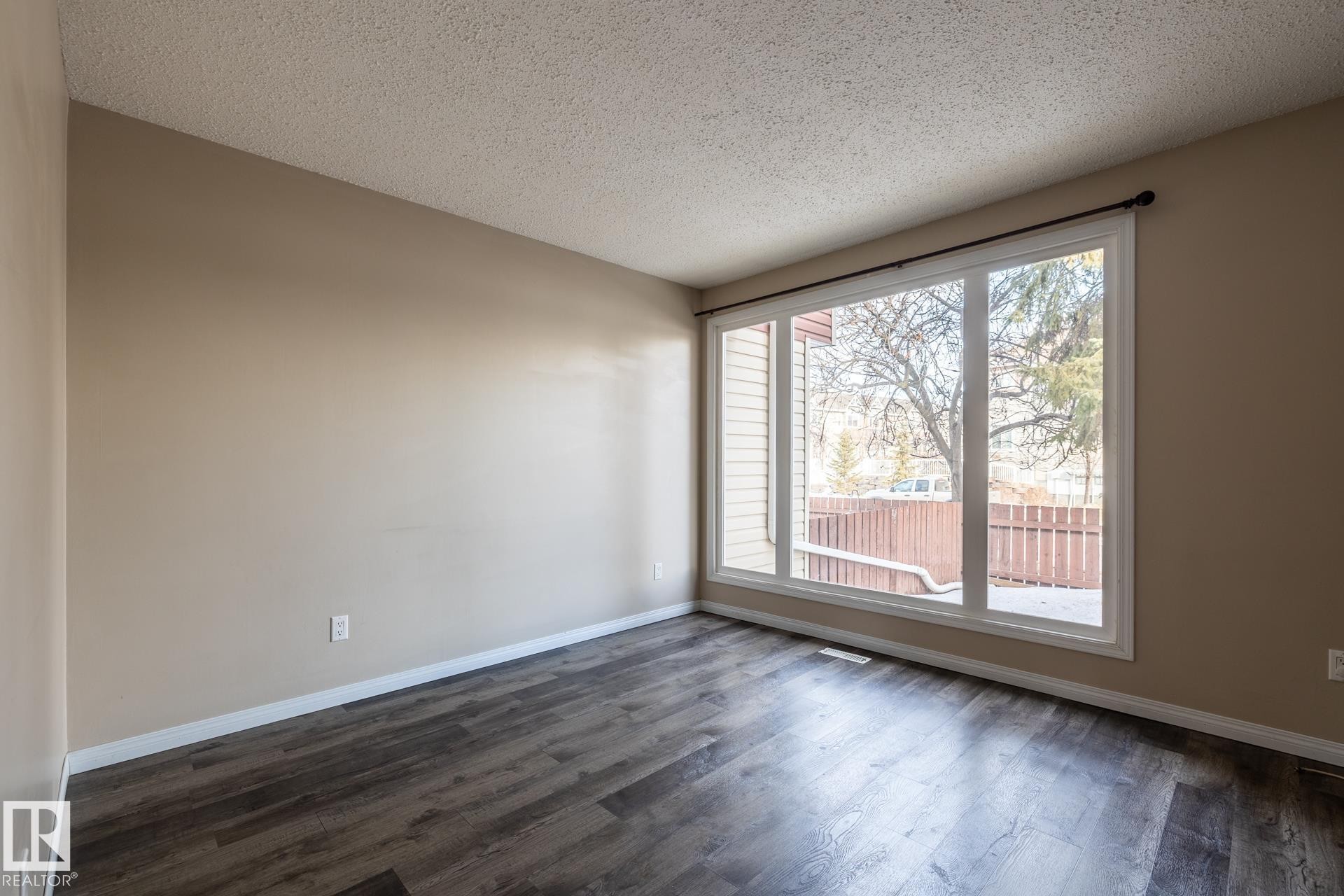 Edmonton, AB - Indoor Photo Showing Other Room