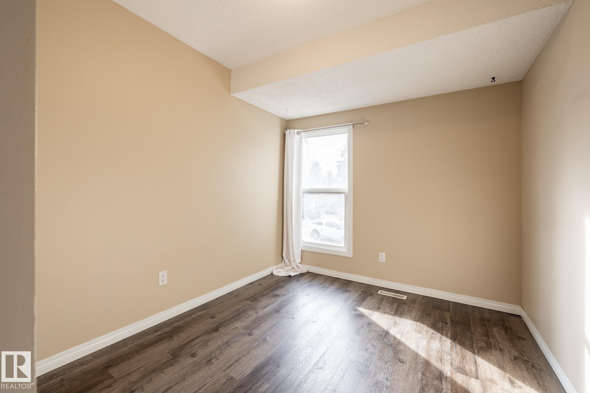 Edmonton, AB - Indoor Photo Showing Other Room