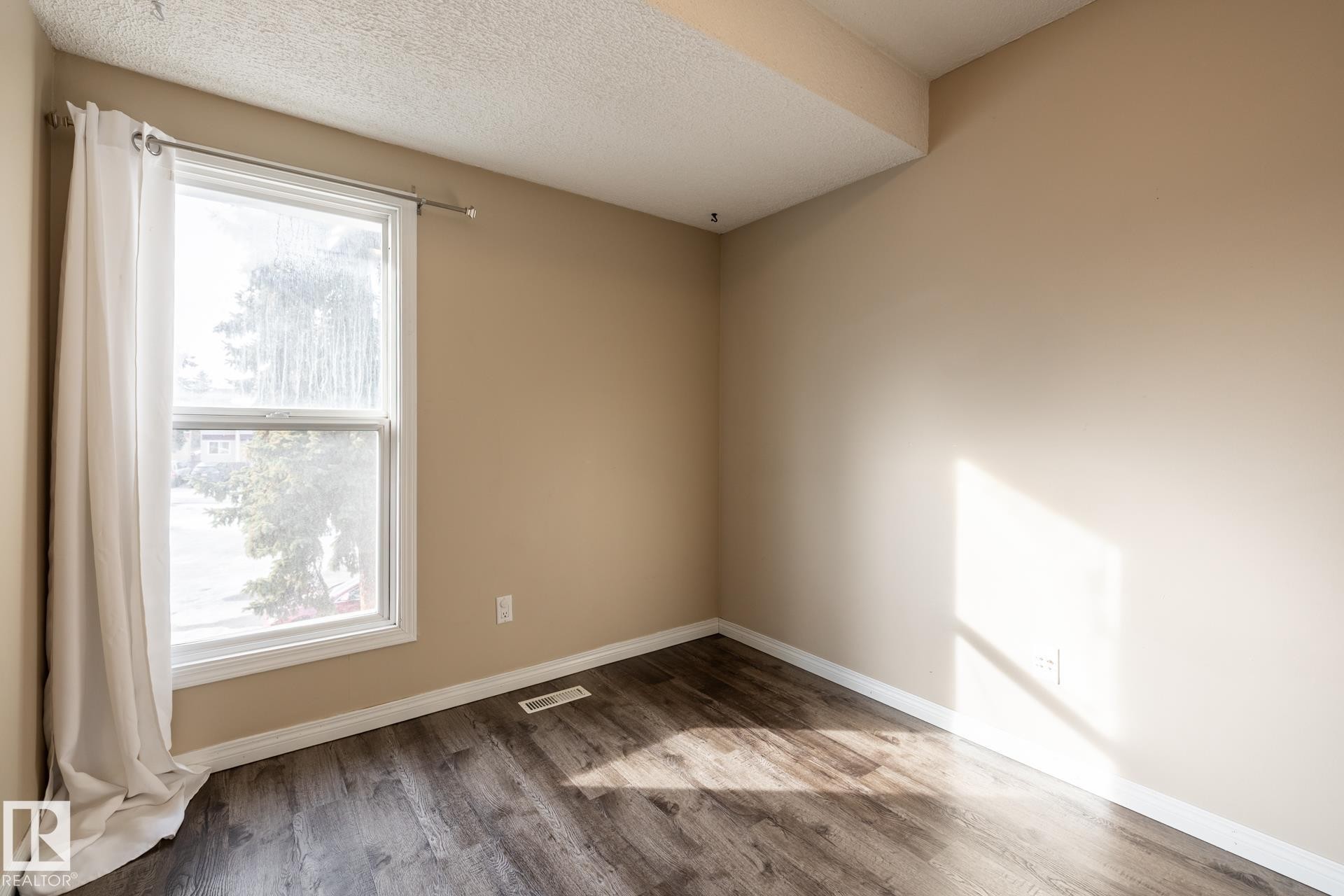 Edmonton, AB - Indoor Photo Showing Other Room