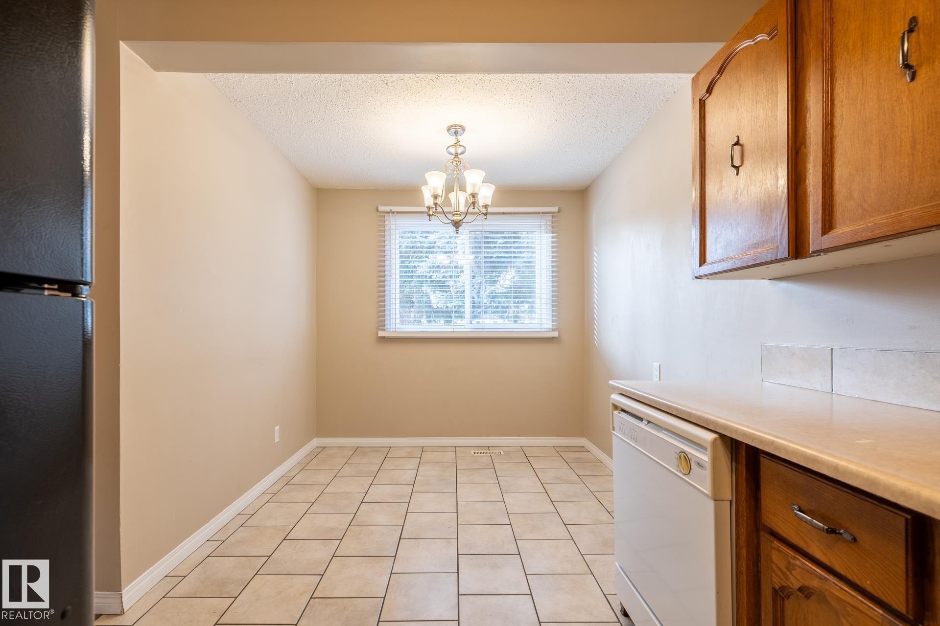 Edmonton, AB - Indoor Photo Showing Other Room