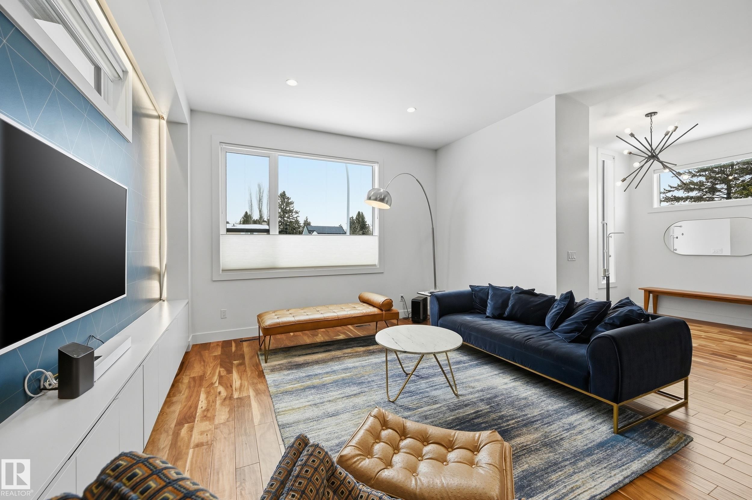 44B Valleyview Crescent, Edmonton, AB - Indoor Photo Showing Living Room
