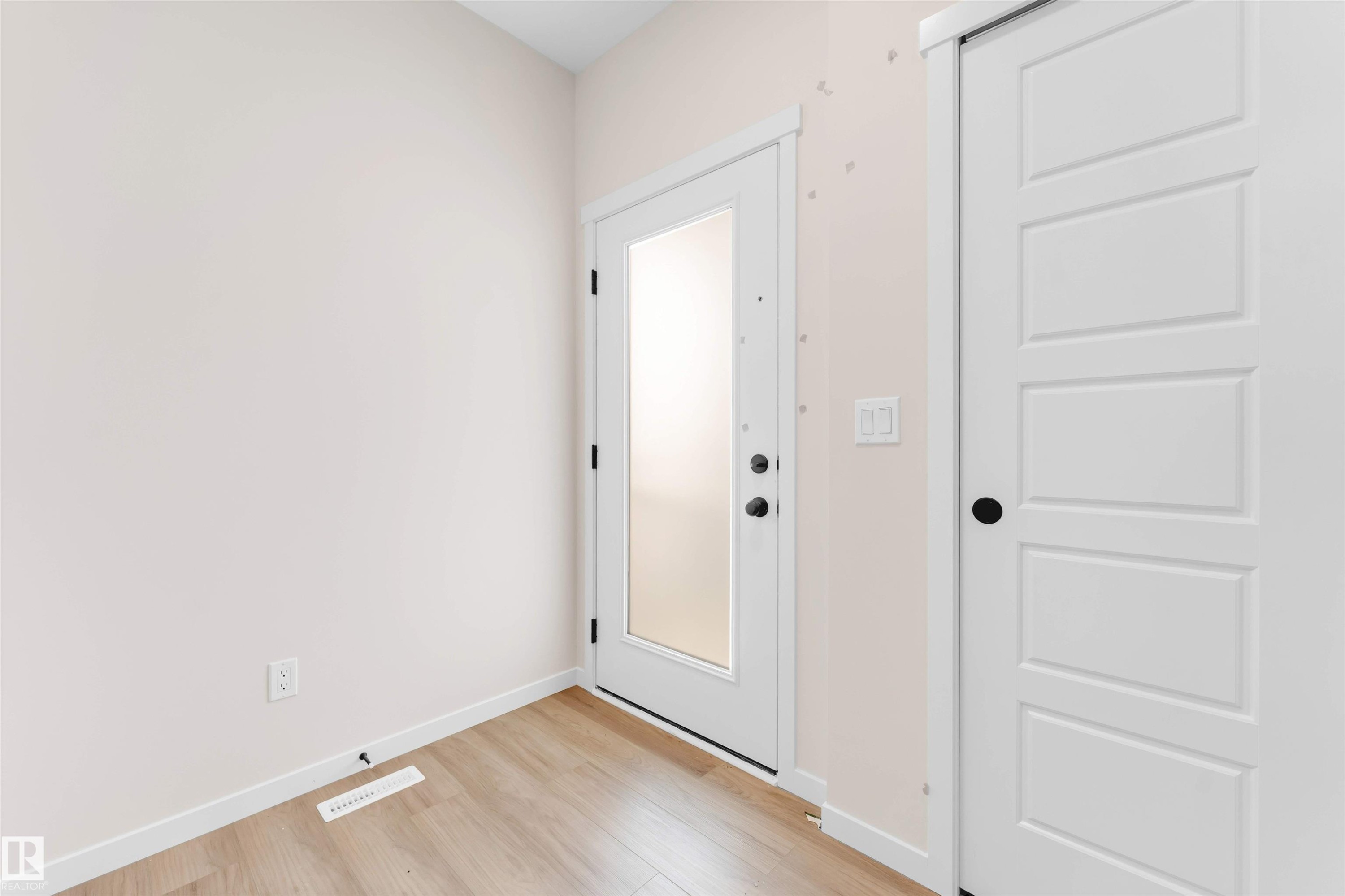 17811 7 St, Edmonton, AB - Indoor Photo Showing Other Room