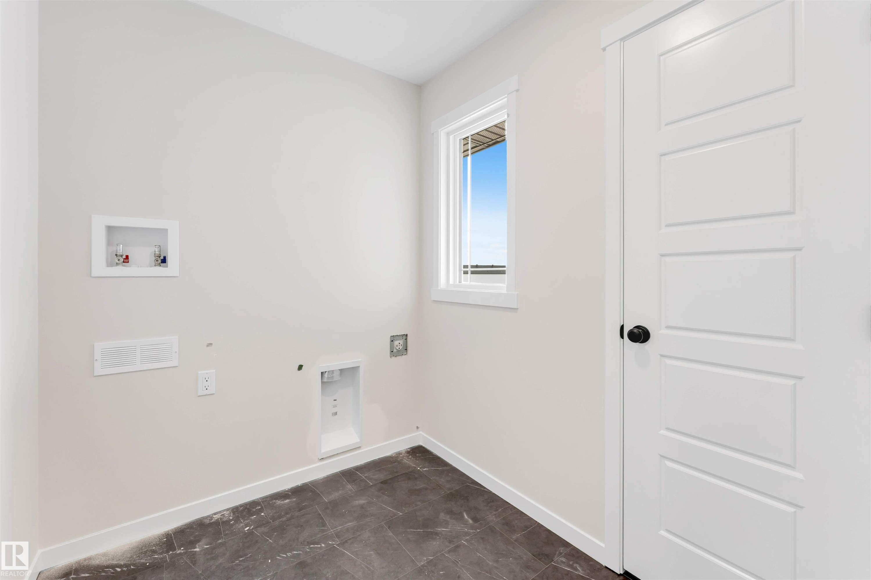 17811 7 St, Edmonton, AB - Indoor Photo Showing Other Room
