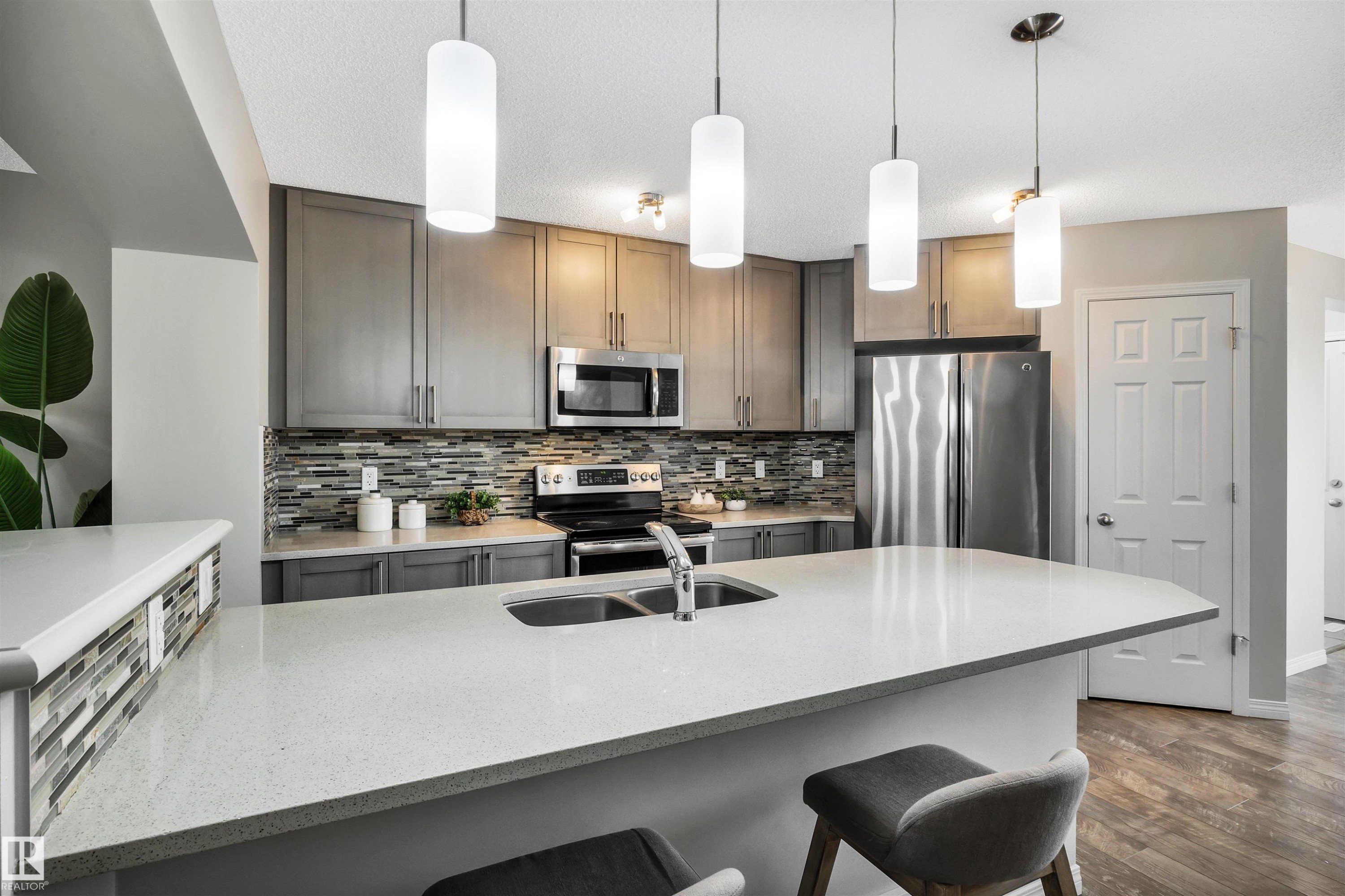 1271 Chappelle Boulevard, Edmonton, AB - Indoor Photo Showing Kitchen With Stainless Steel Kitchen With Double Sink With Upgraded Kitchen