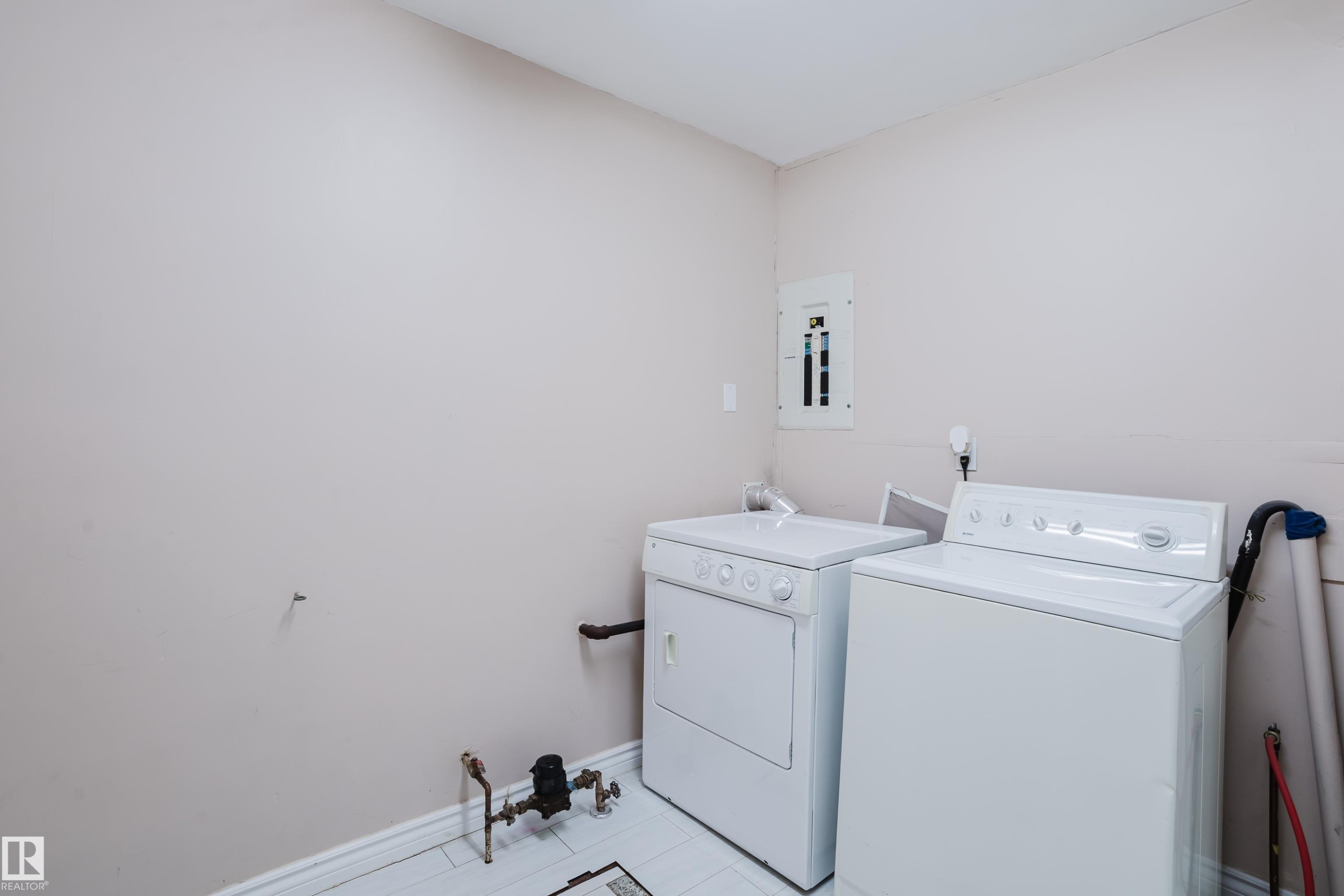 12844 103 Street, Edmonton, AB - Indoor Photo Showing Laundry Room