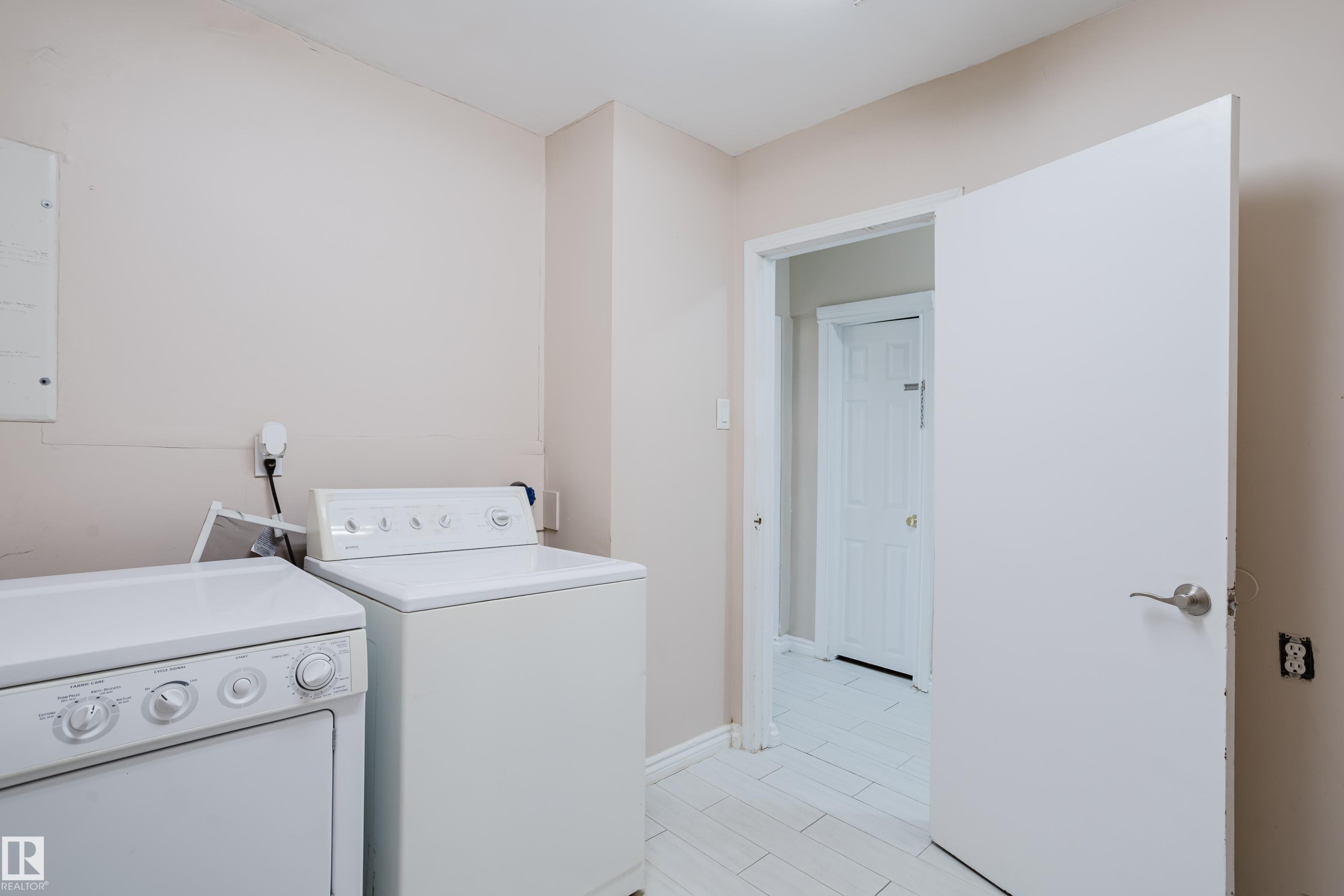 12844 103 Street, Edmonton, AB - Indoor Photo Showing Laundry Room
