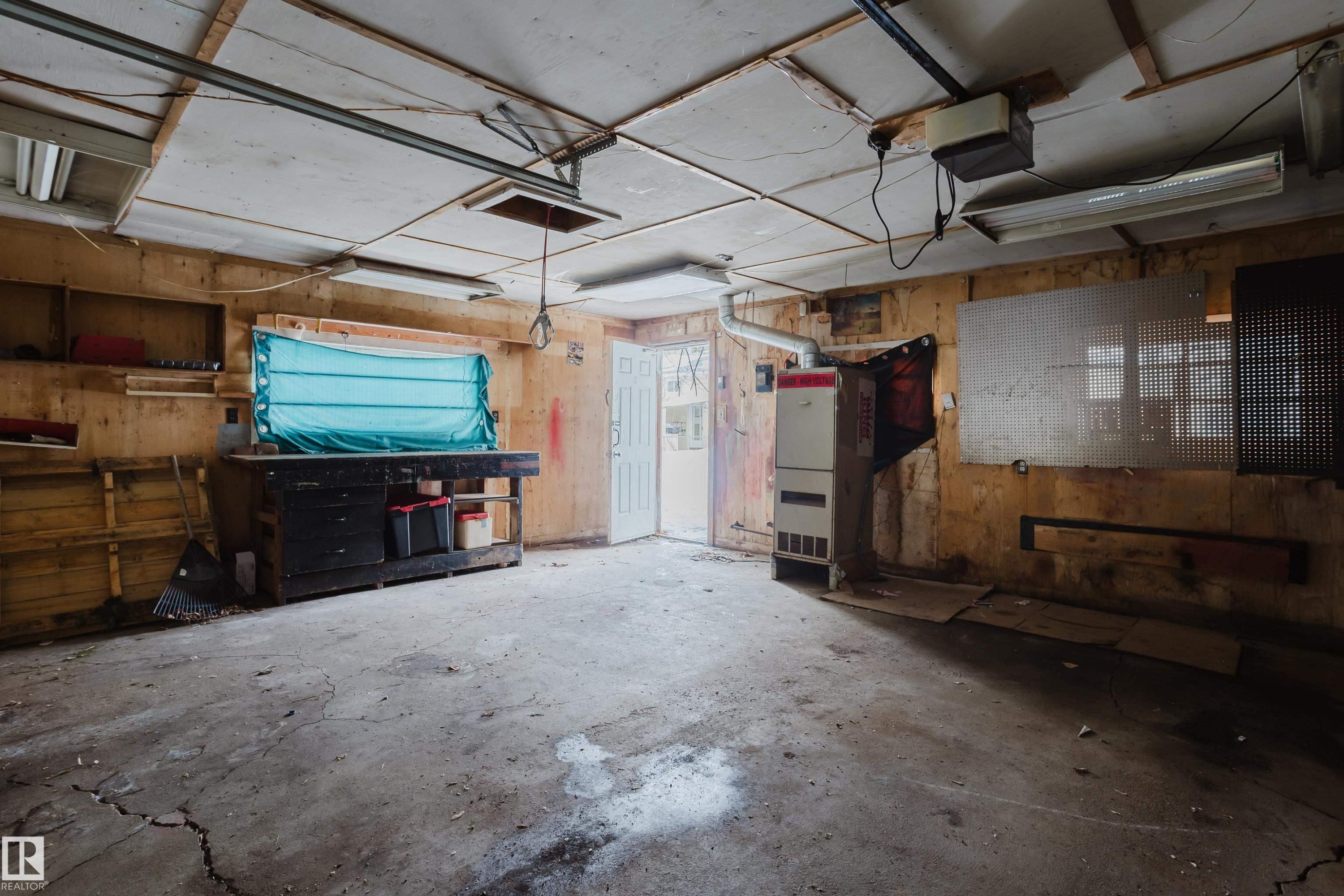 12844 103 Street, Edmonton, AB - Indoor Photo Showing Garage