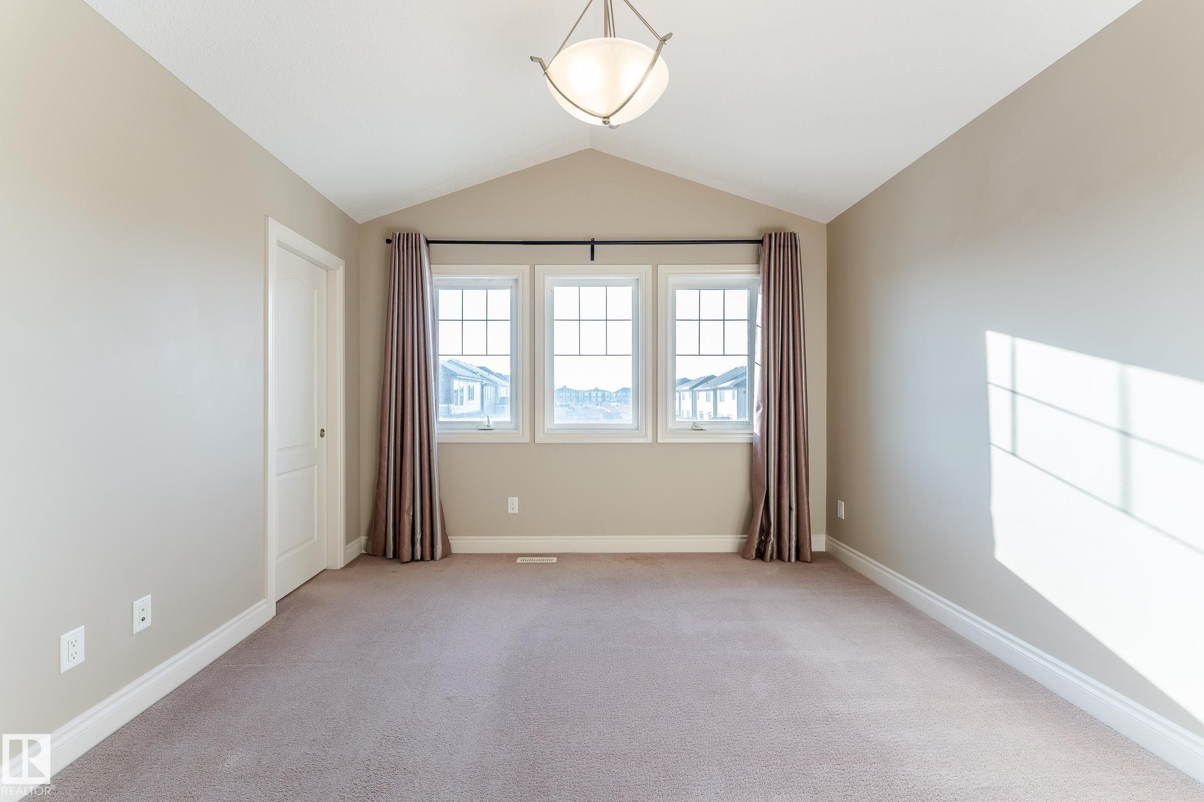 17614 8 Avenue, Edmonton, AB - Indoor Photo Showing Other Room