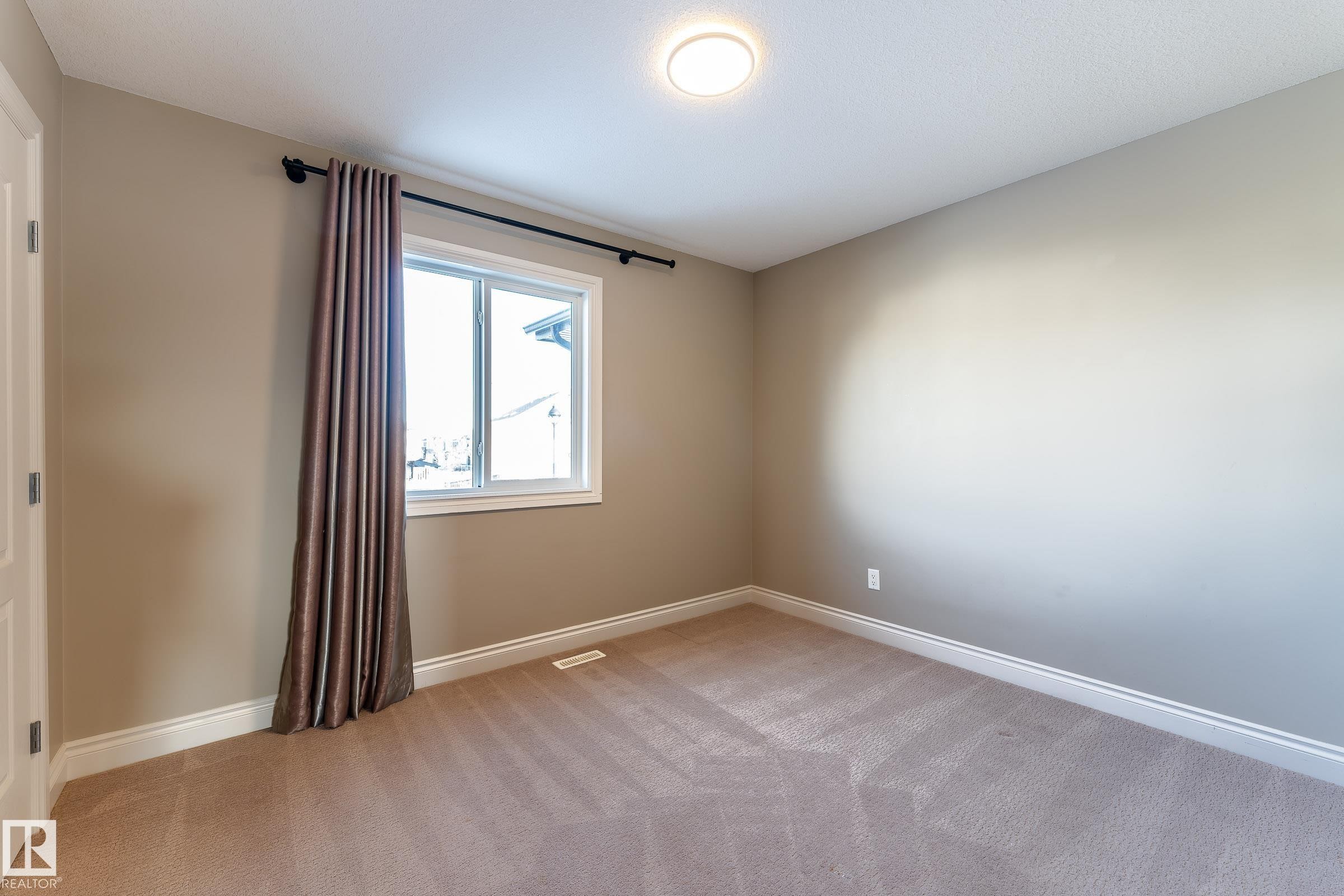 17614 8 Avenue, Edmonton, AB - Indoor Photo Showing Other Room