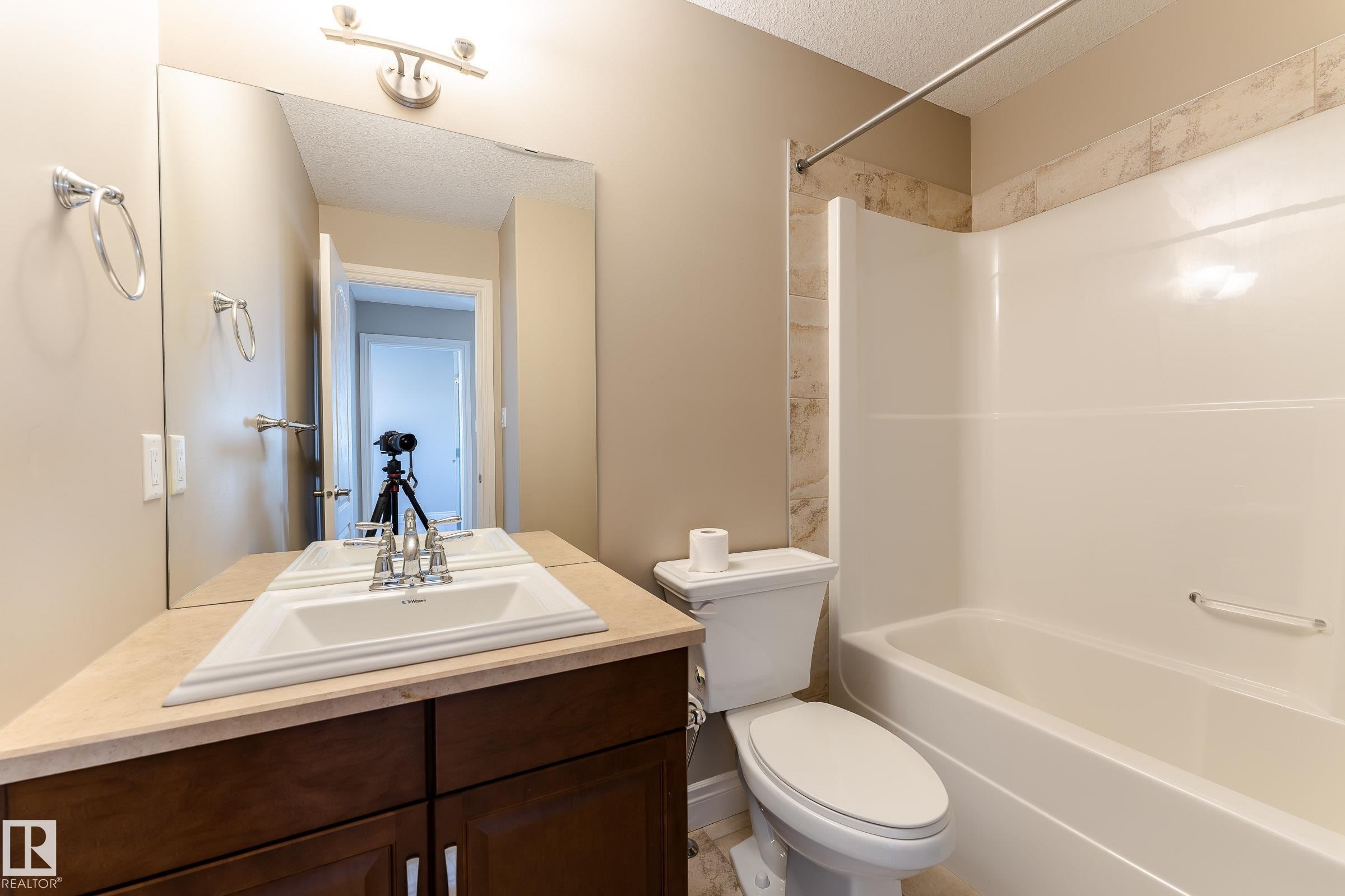 17614 8 Avenue, Edmonton, AB - Indoor Photo Showing Bathroom