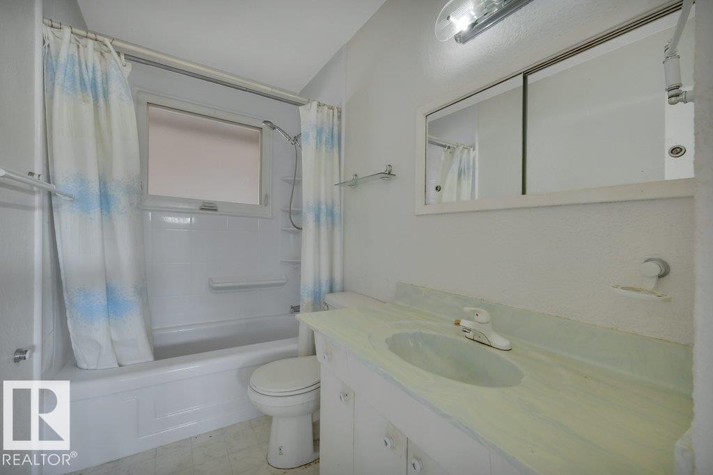 8016 161 Street, Edmonton, AB - Indoor Photo Showing Bathroom