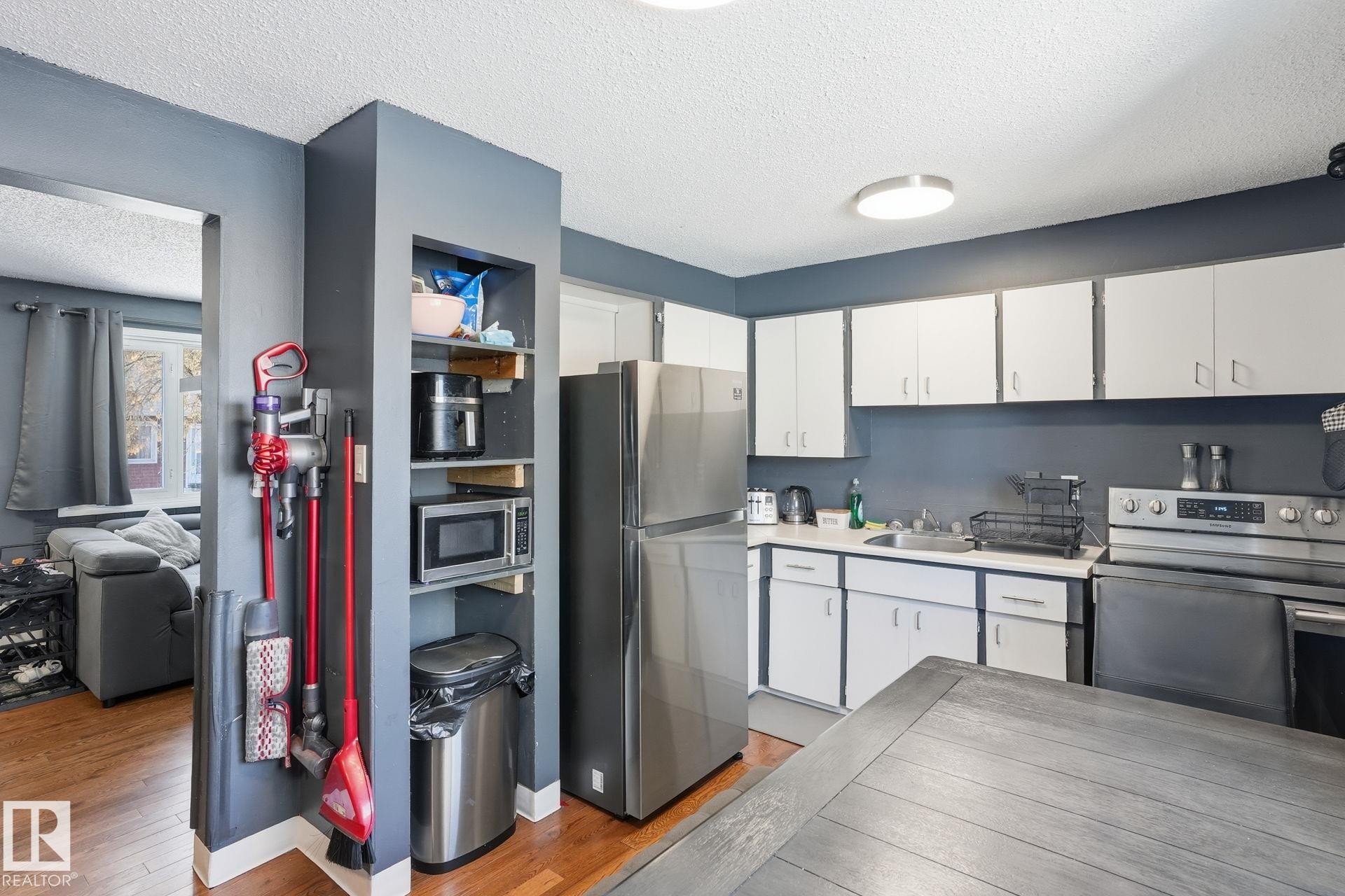 160 Habitat Crescent, Edmonton, AB - Indoor Photo Showing Kitchen