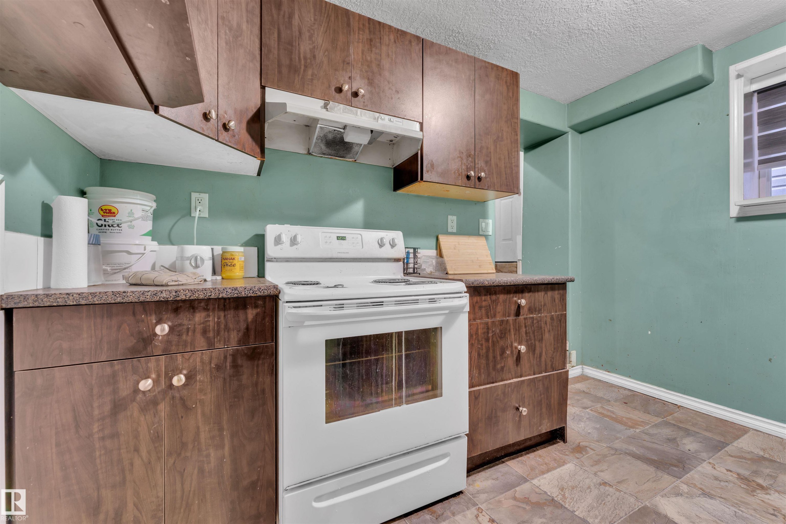 3307 24 Av, Edmonton, AB - Indoor Photo Showing Kitchen