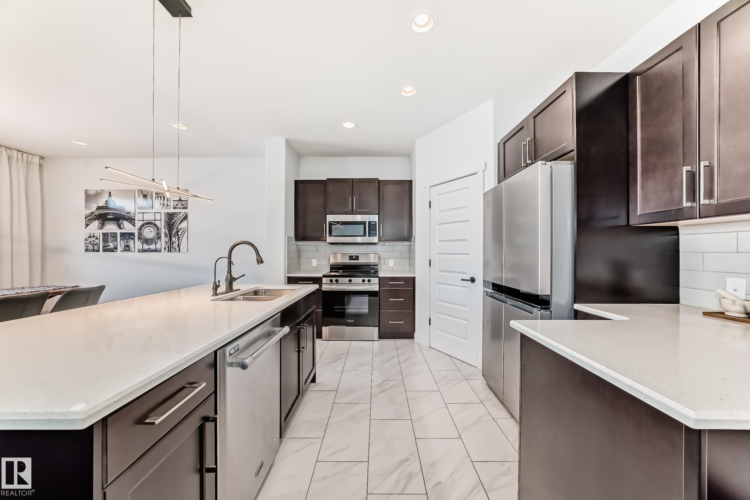 7797 Getty Wynd, Edmonton, AB - Indoor Photo Showing Kitchen With Stainless Steel Kitchen With Double Sink With Upgraded Kitchen