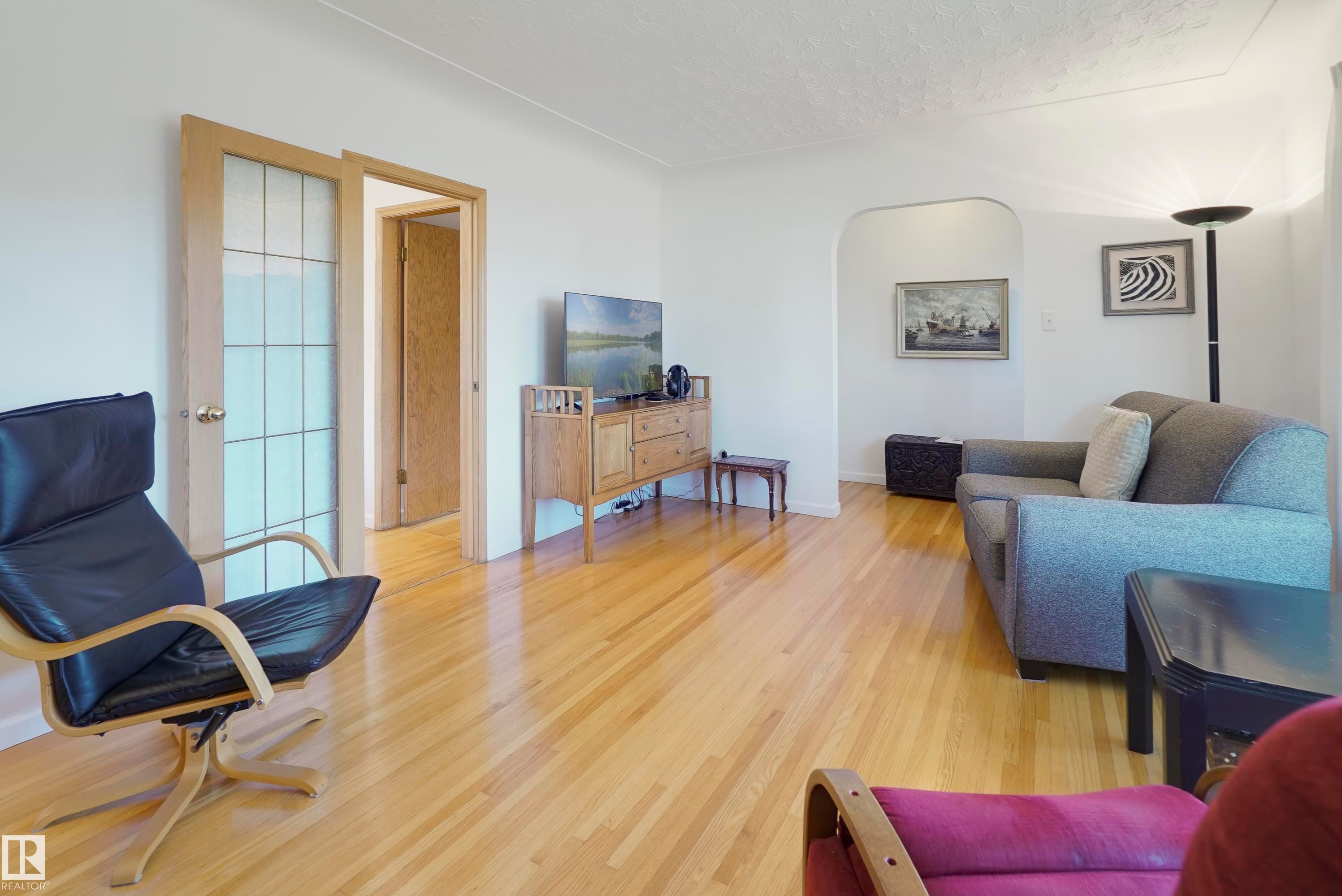 9723 75A Street, Edmonton, AB - Indoor Photo Showing Living Room