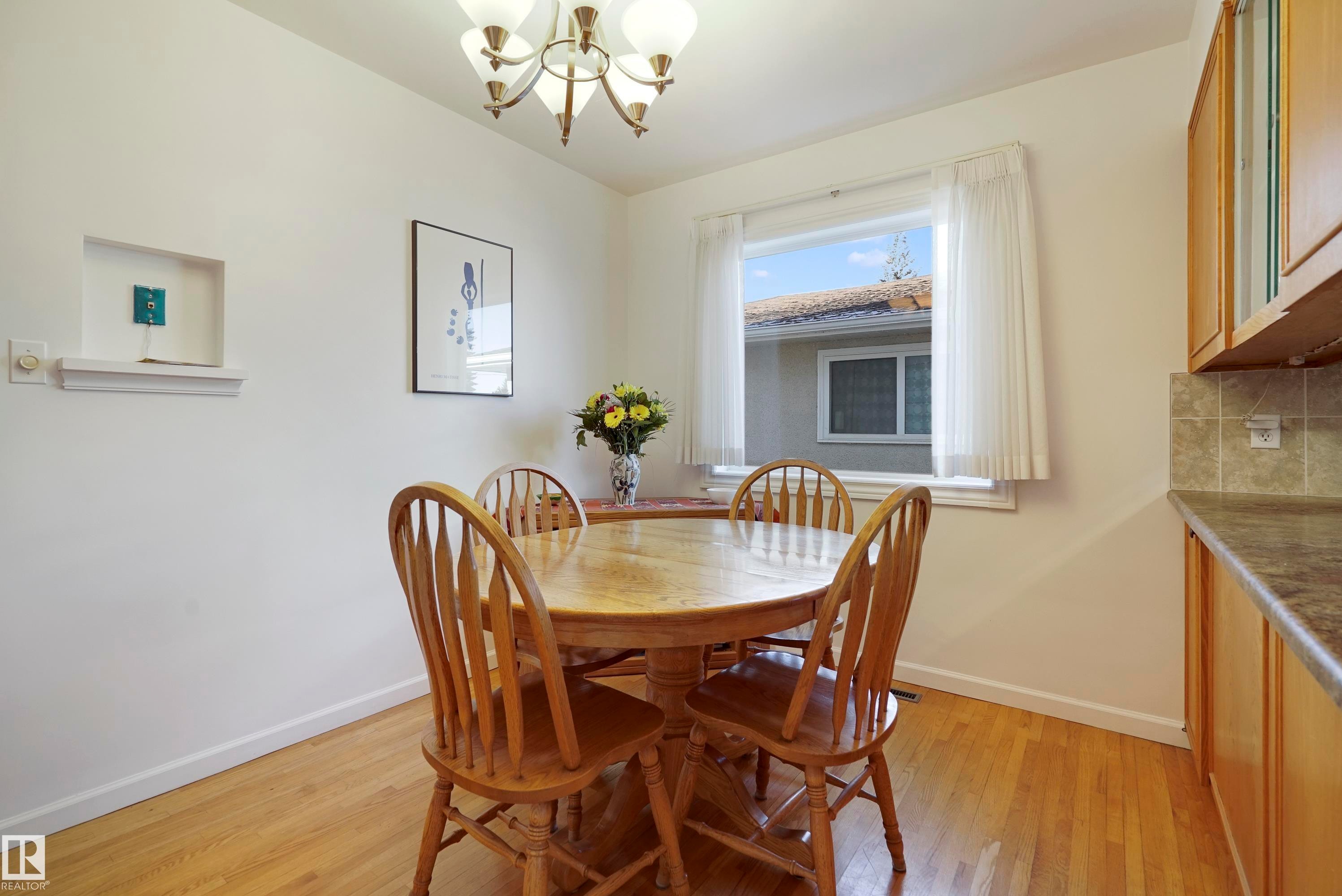 9723 75A Street, Edmonton, AB - Indoor Photo Showing Dining Room