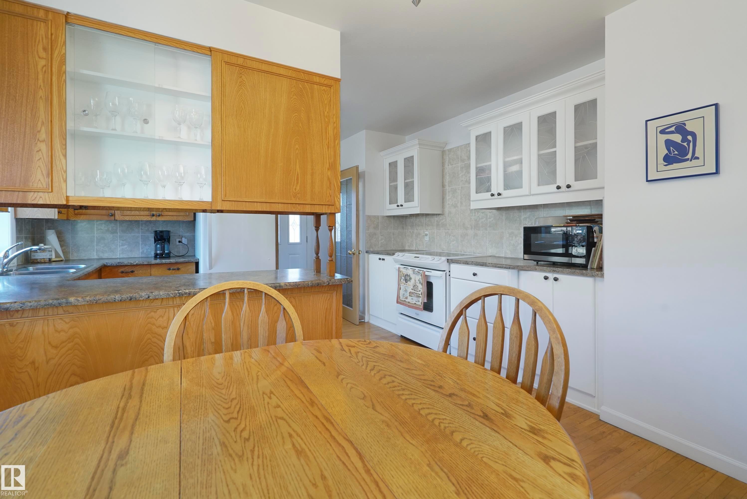 9723 75A Street, Edmonton, AB - Indoor