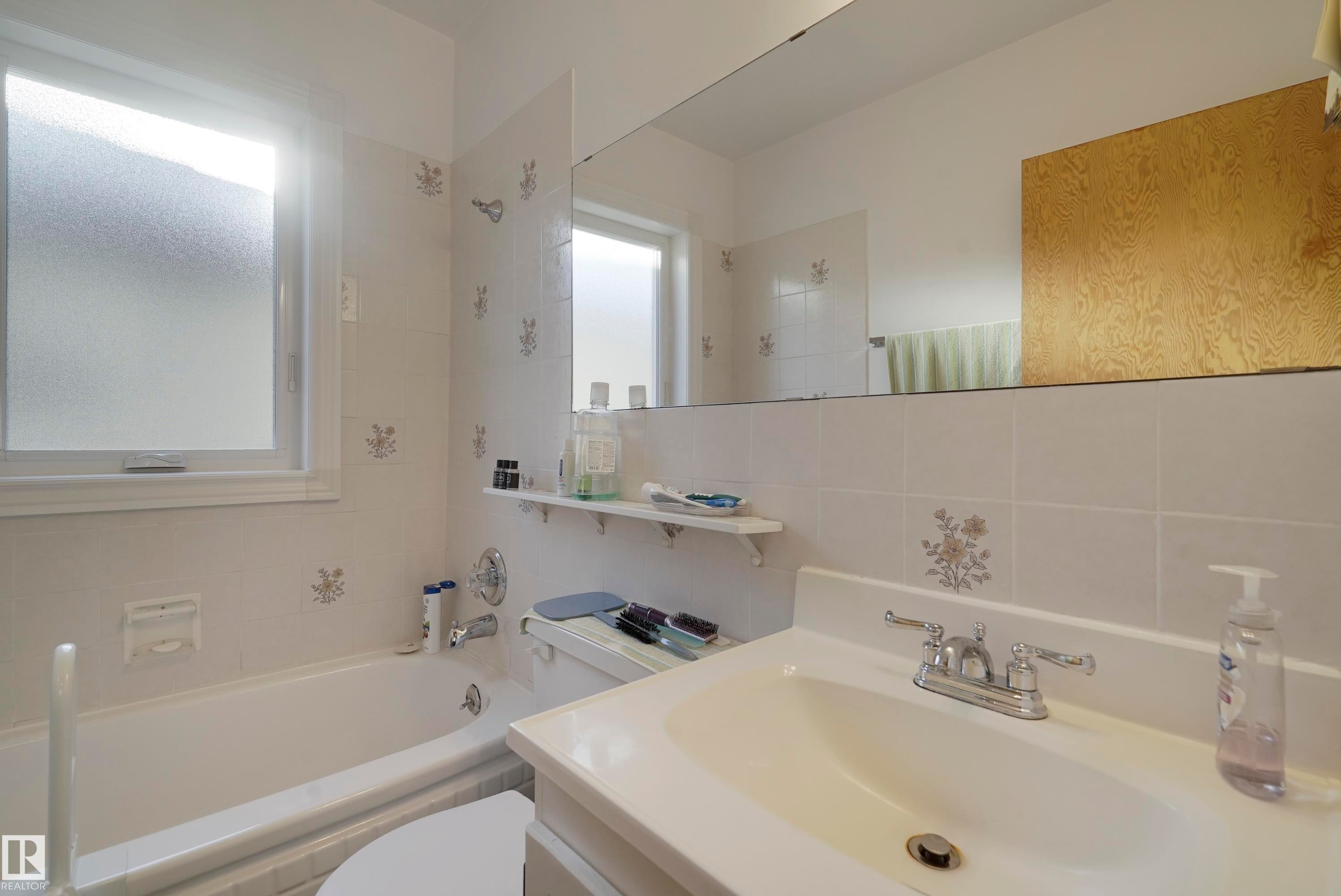 9723 75A Street, Edmonton, AB - Indoor Photo Showing Bathroom