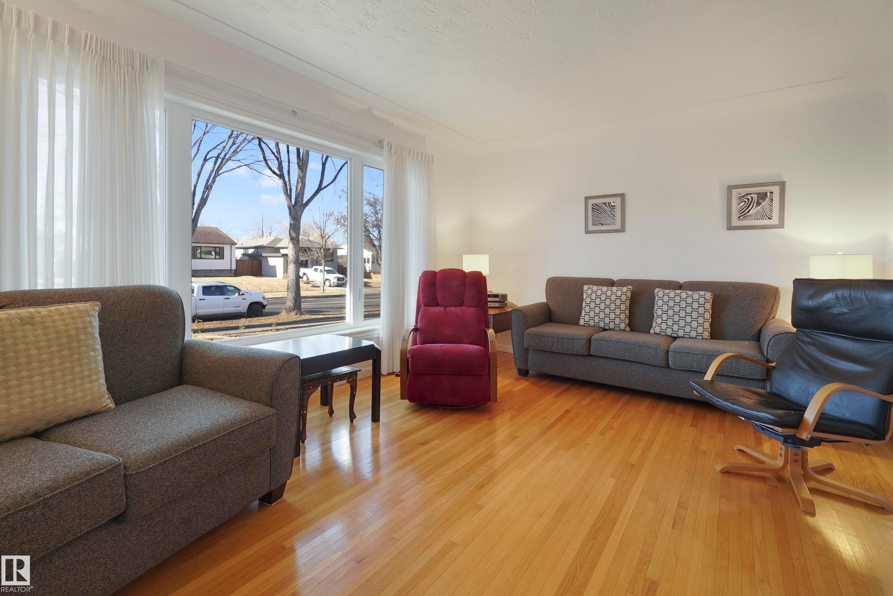 9723 75A Street, Edmonton, AB - Indoor Photo Showing Living Room