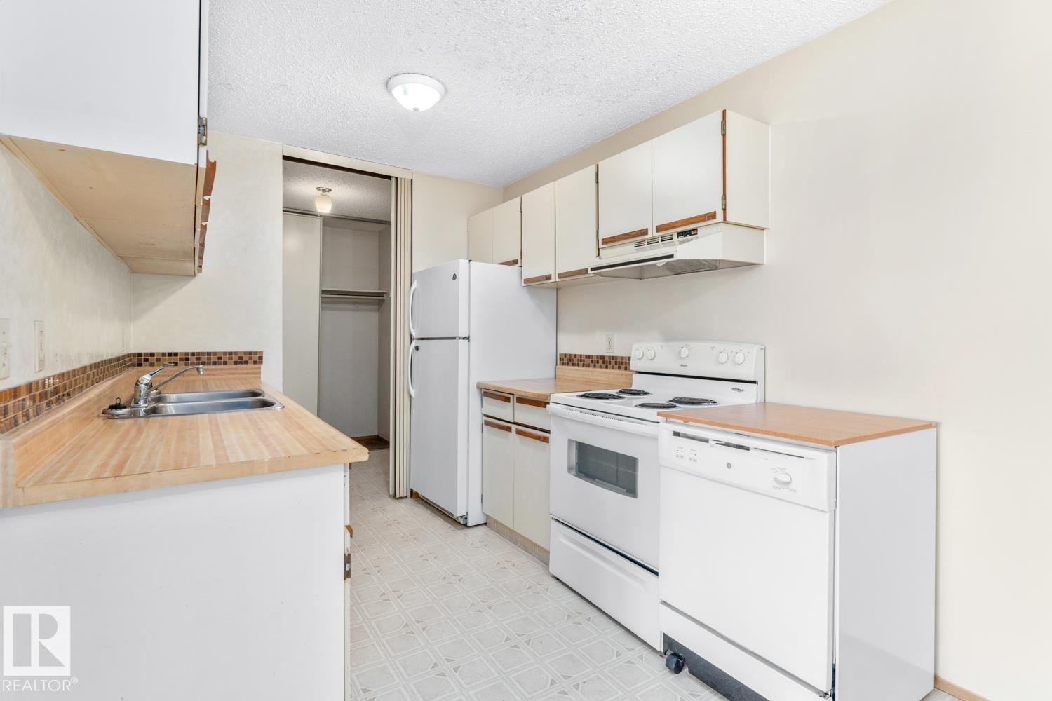 102 104 10 Street, Cold Lake, AB - Indoor Photo Showing Kitchen With Double Sink
