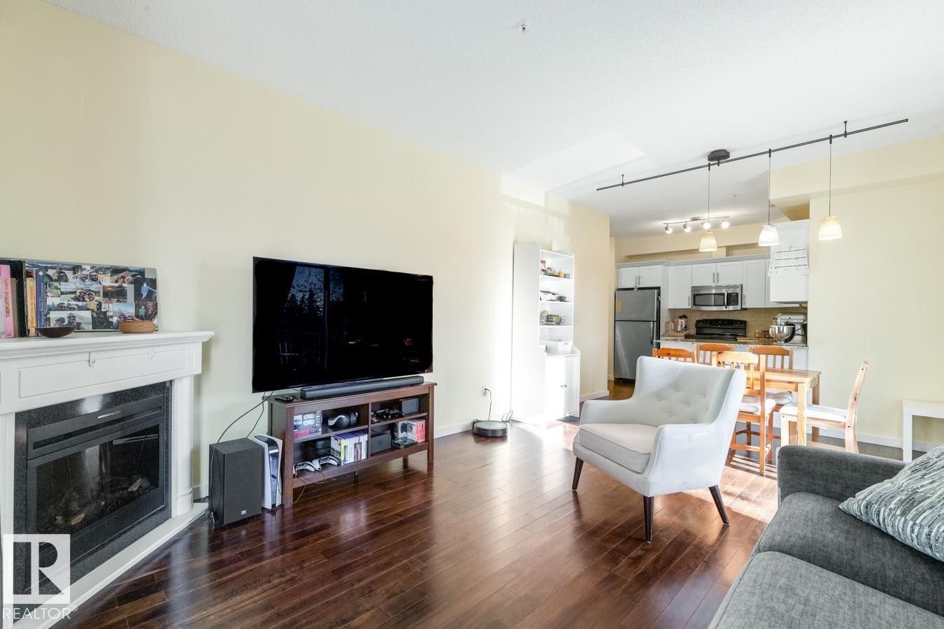 202 10524 77 Avenue, Edmonton, AB - Indoor Photo Showing Living Room With Fireplace