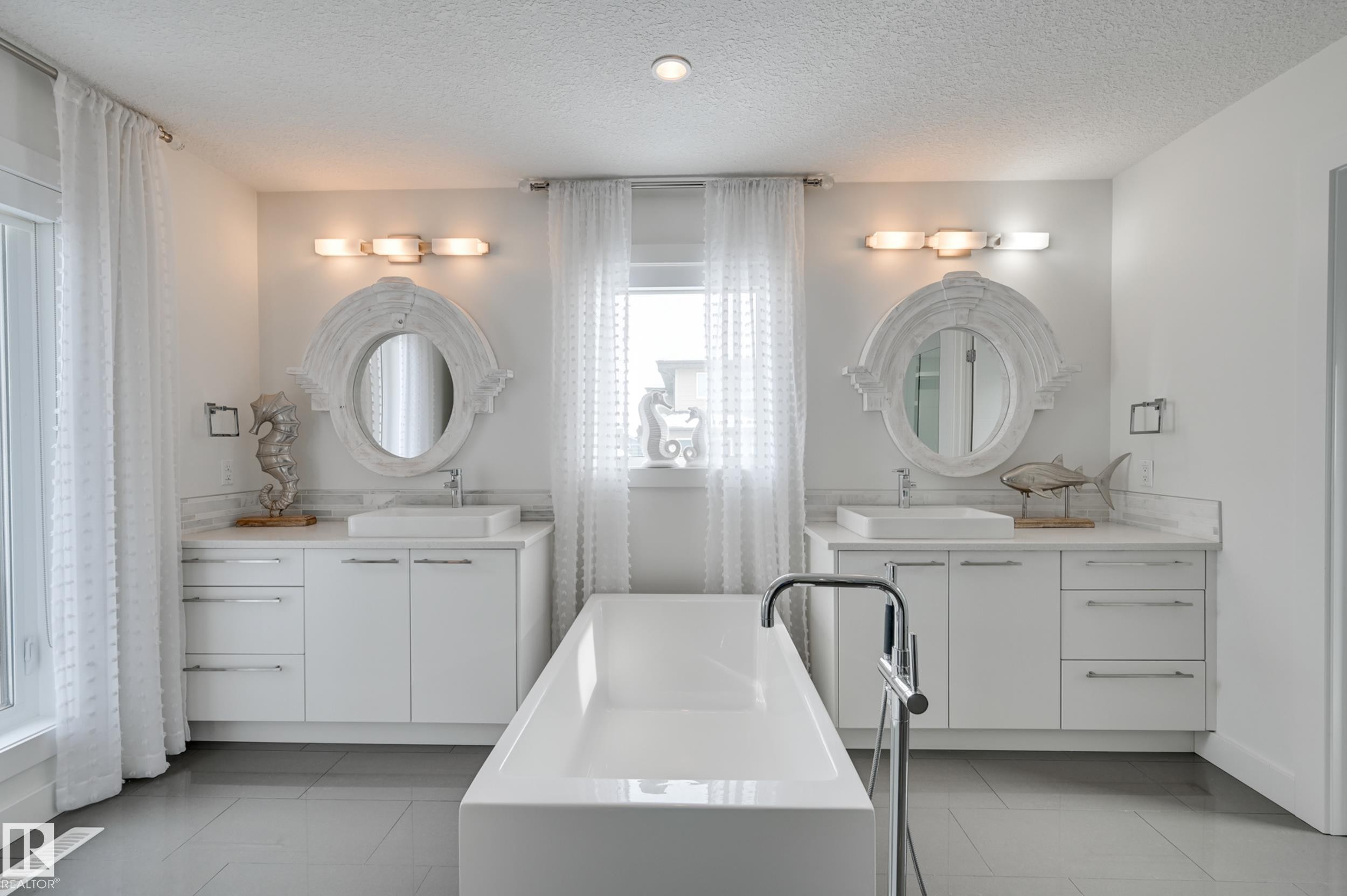 1311 Hainstock Way, Edmonton, AB - Indoor Photo Showing Bathroom