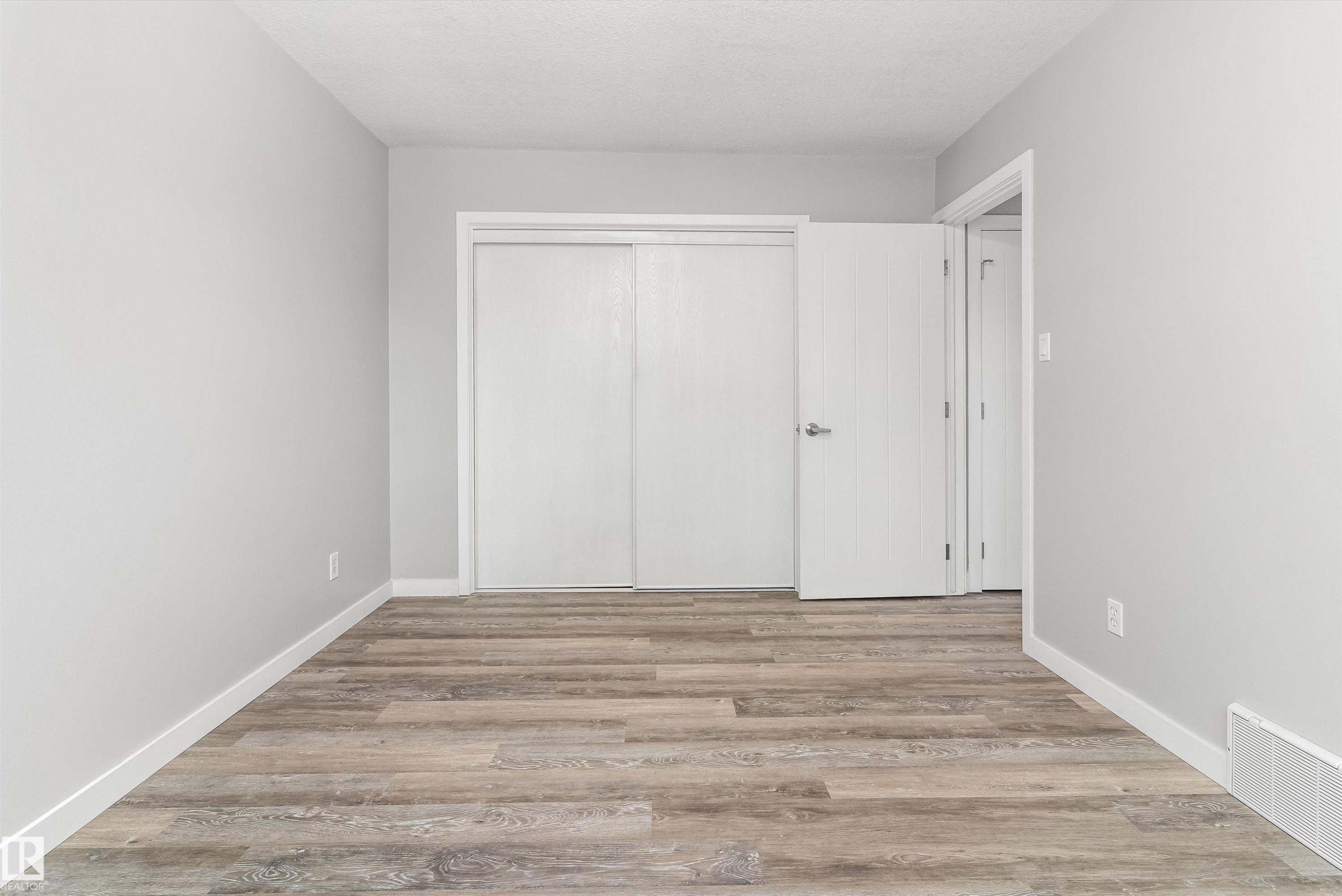 7204 10 Avenue, Edmonton, AB - Indoor Photo Showing Other Room