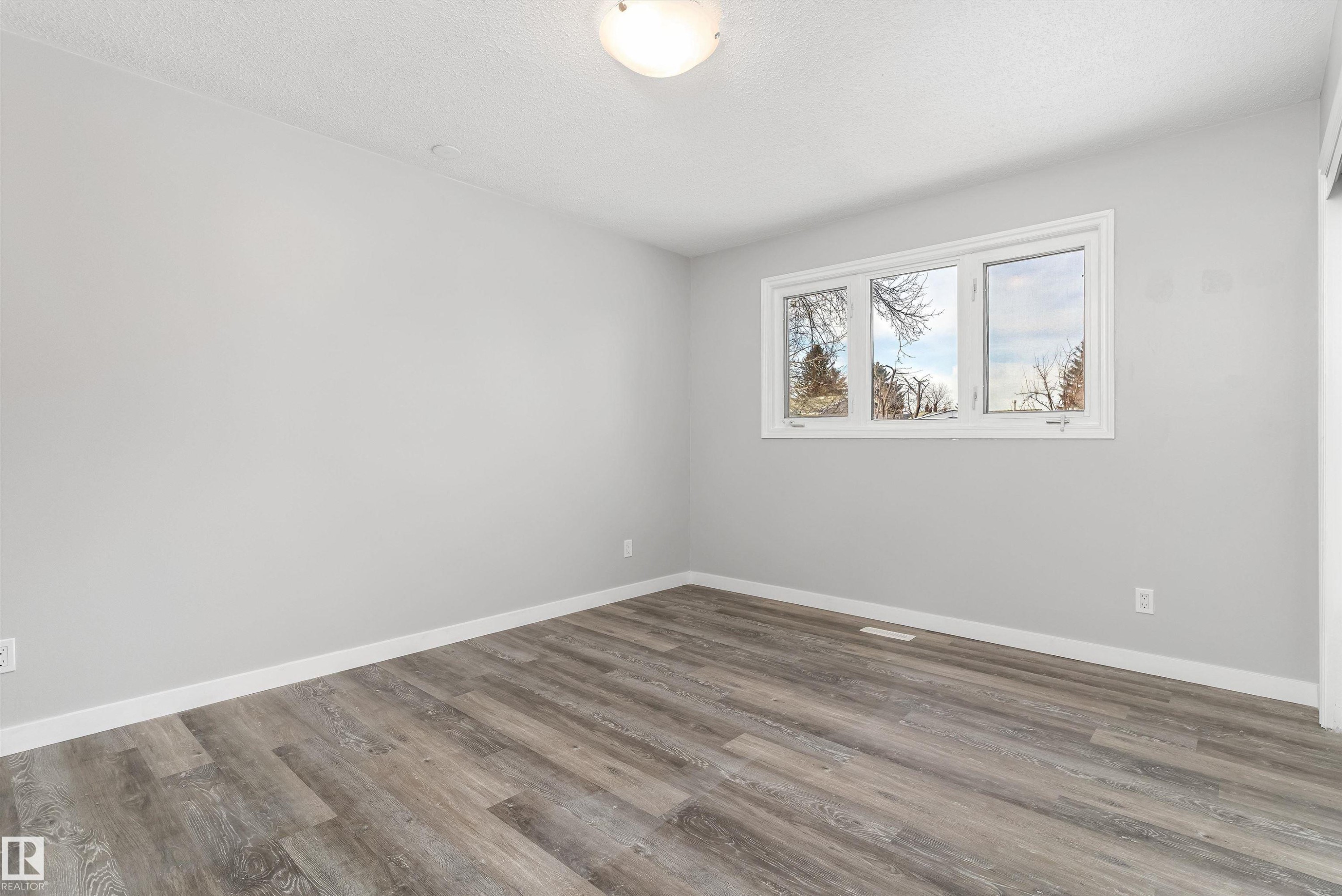 7204 10 Avenue, Edmonton, AB - Indoor Photo Showing Other Room