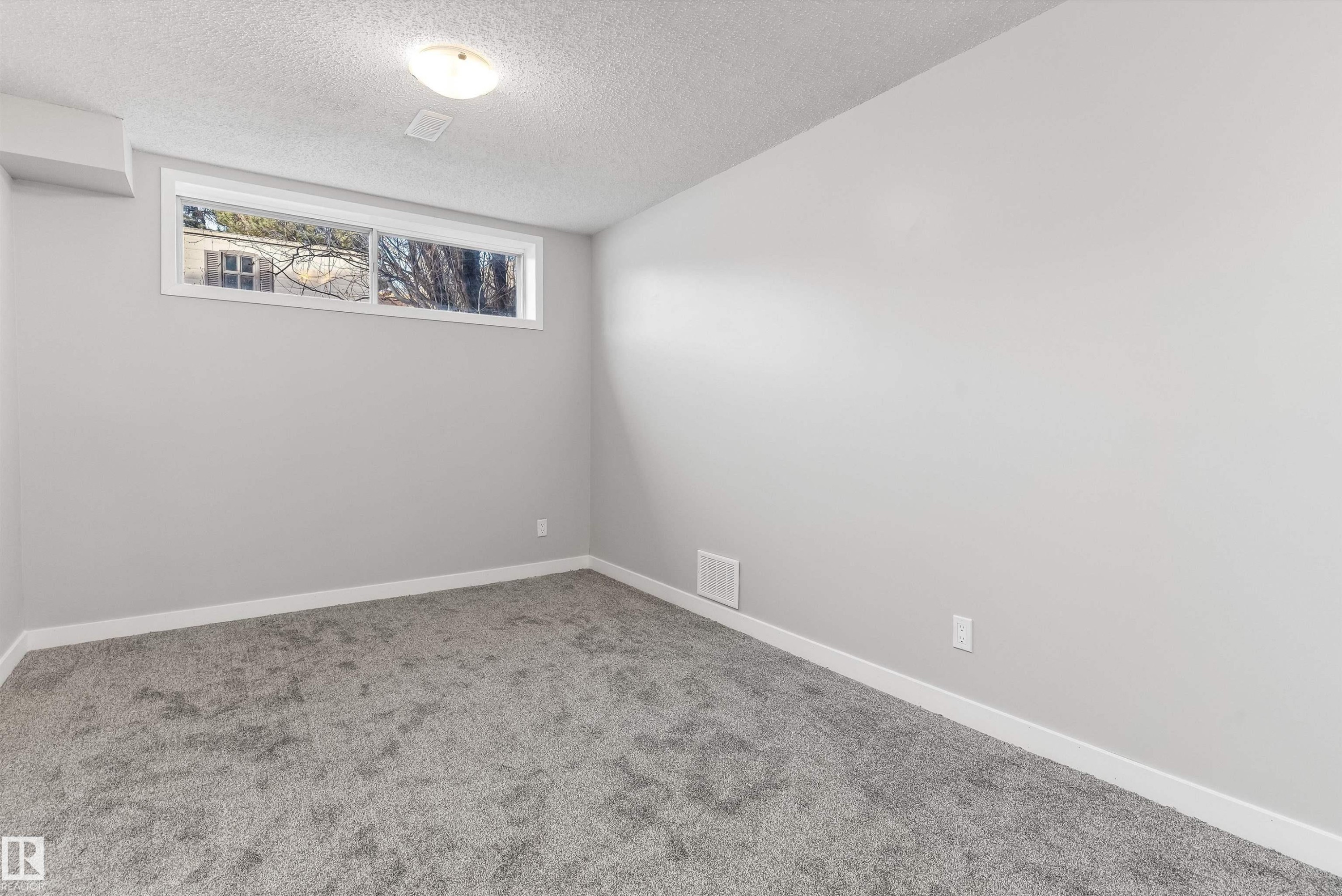 7204 10 Avenue, Edmonton, AB - Indoor Photo Showing Other Room