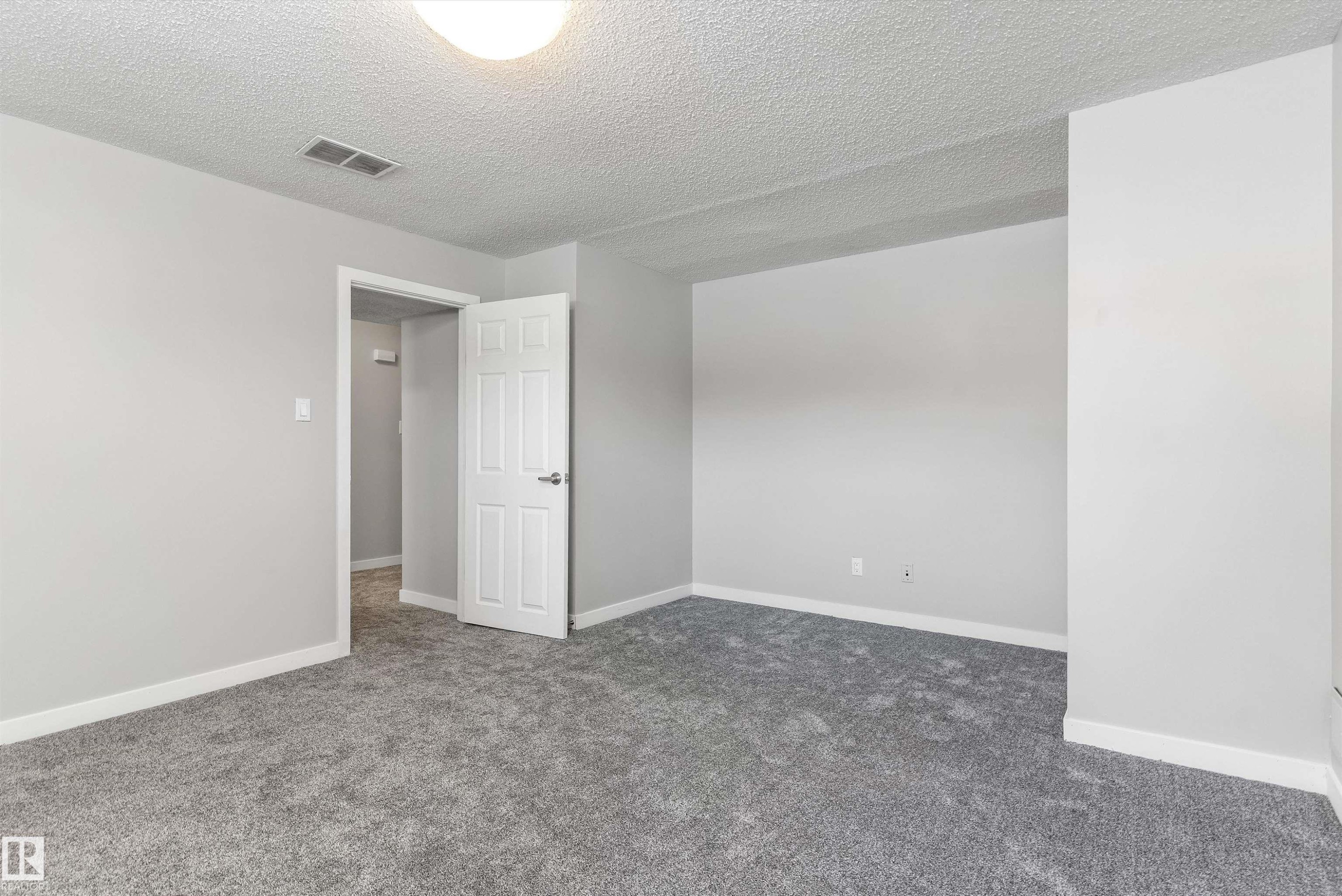7204 10 Avenue, Edmonton, AB - Indoor Photo Showing Other Room
