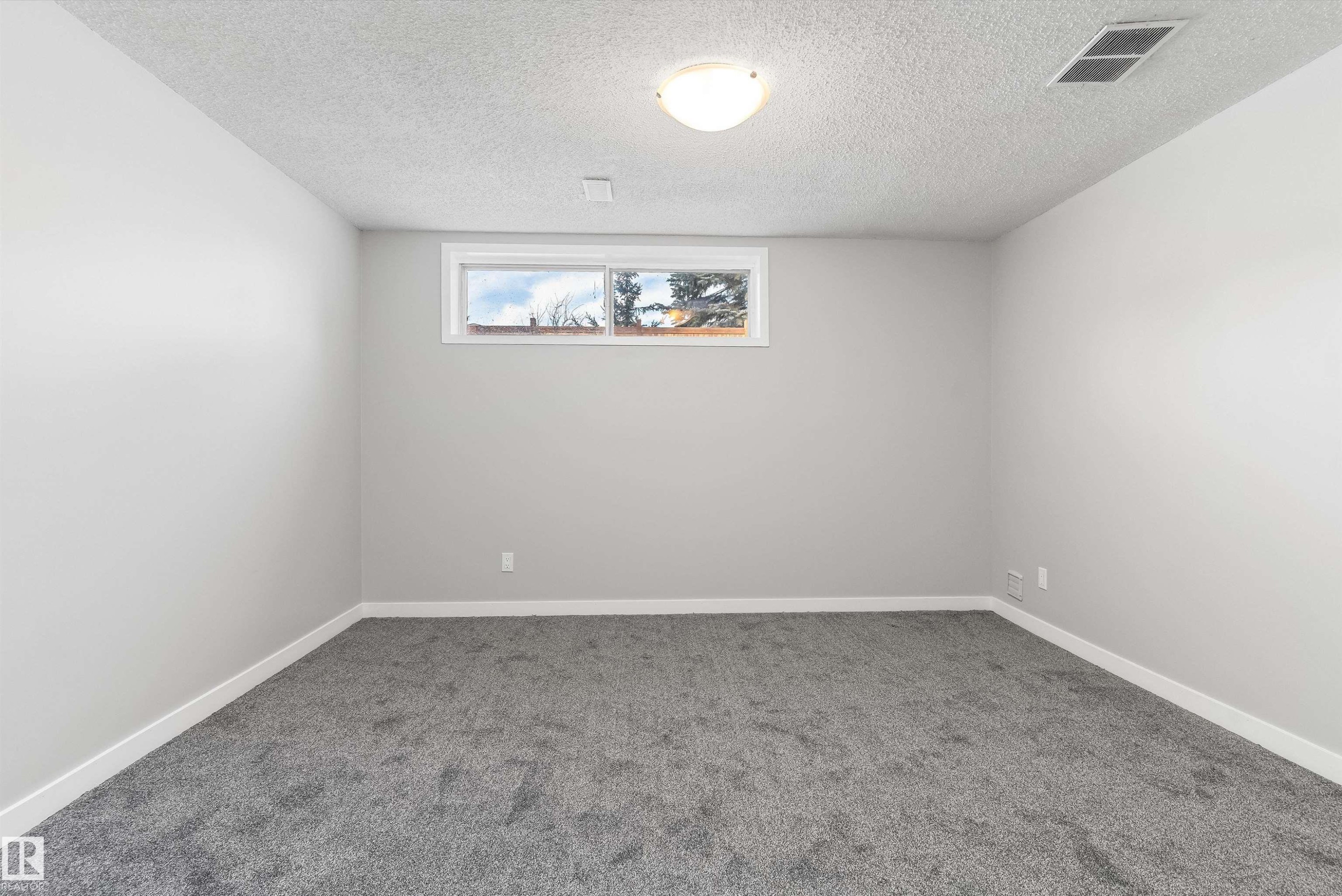 7204 10 Avenue, Edmonton, AB - Indoor Photo Showing Other Room
