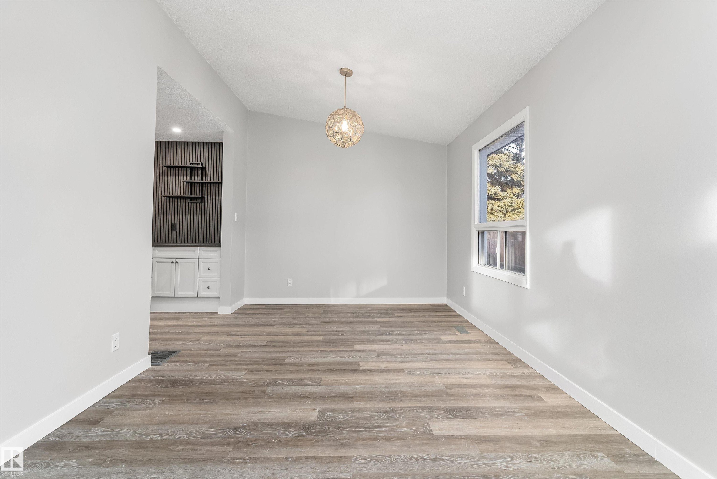 7204 10 Avenue, Edmonton, AB - Indoor Photo Showing Other Room