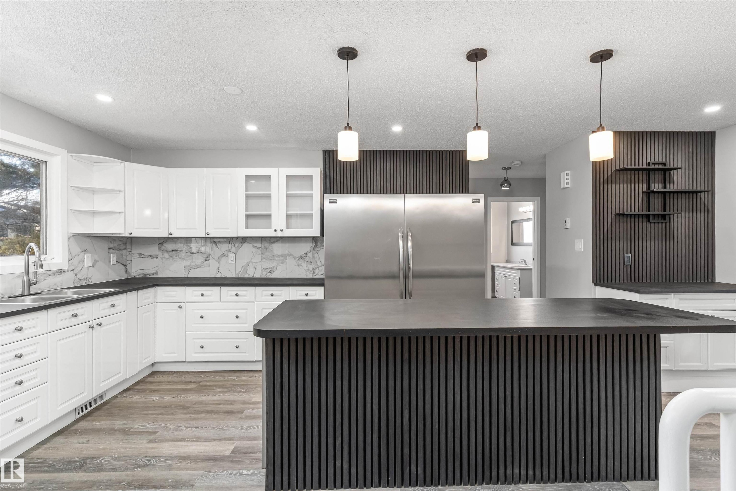 7204 10 Avenue, Edmonton, AB - Indoor Photo Showing Kitchen With Upgraded Kitchen