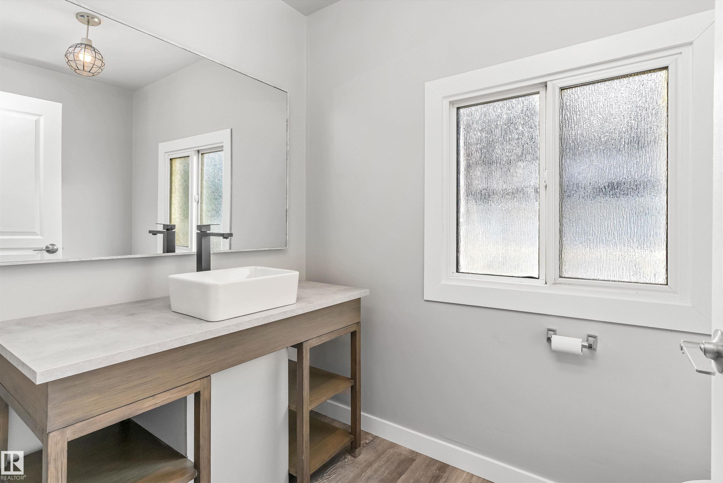 7204 10 Avenue, Edmonton, AB - Indoor Photo Showing Bathroom