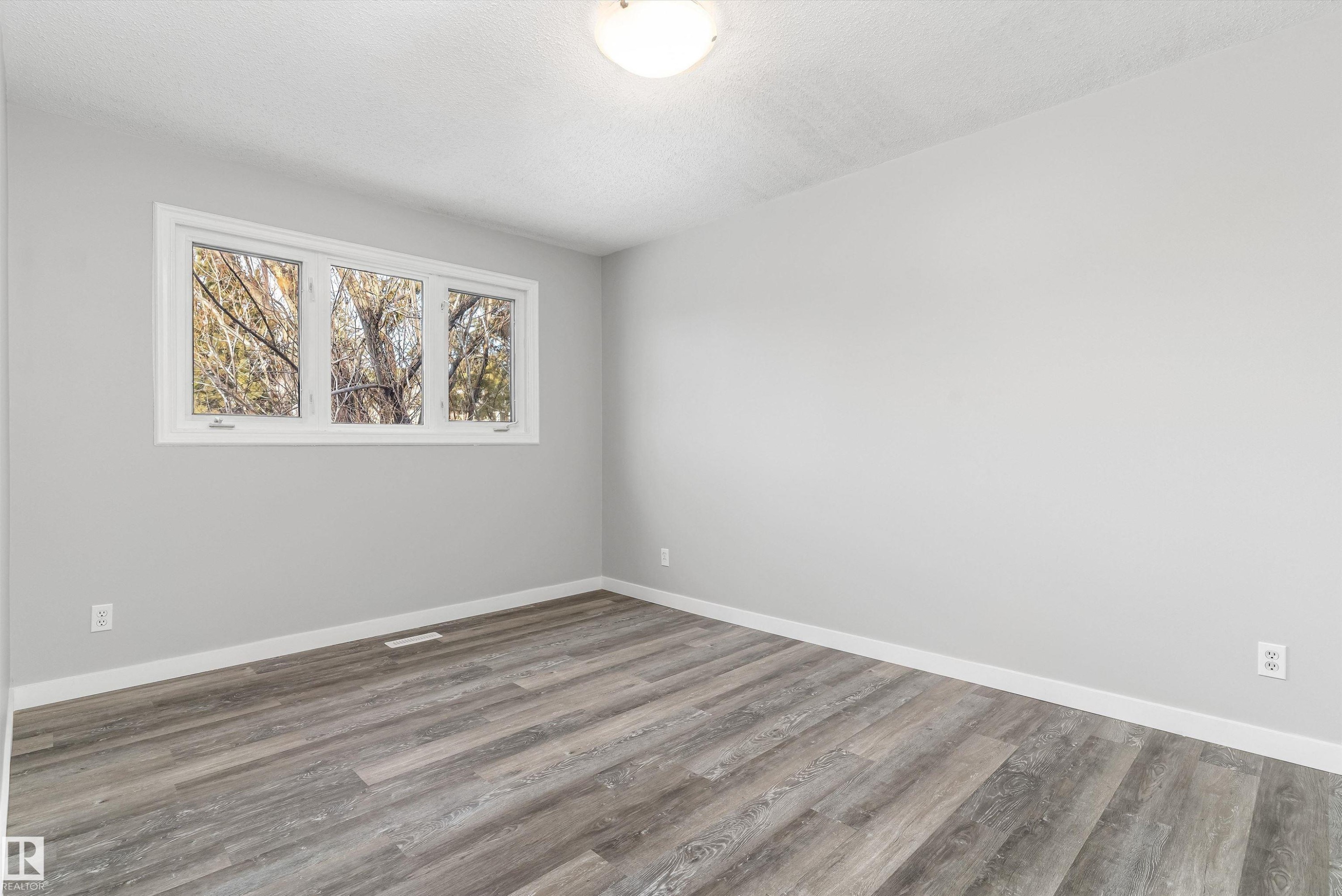 7204 10 Avenue, Edmonton, AB - Indoor Photo Showing Other Room