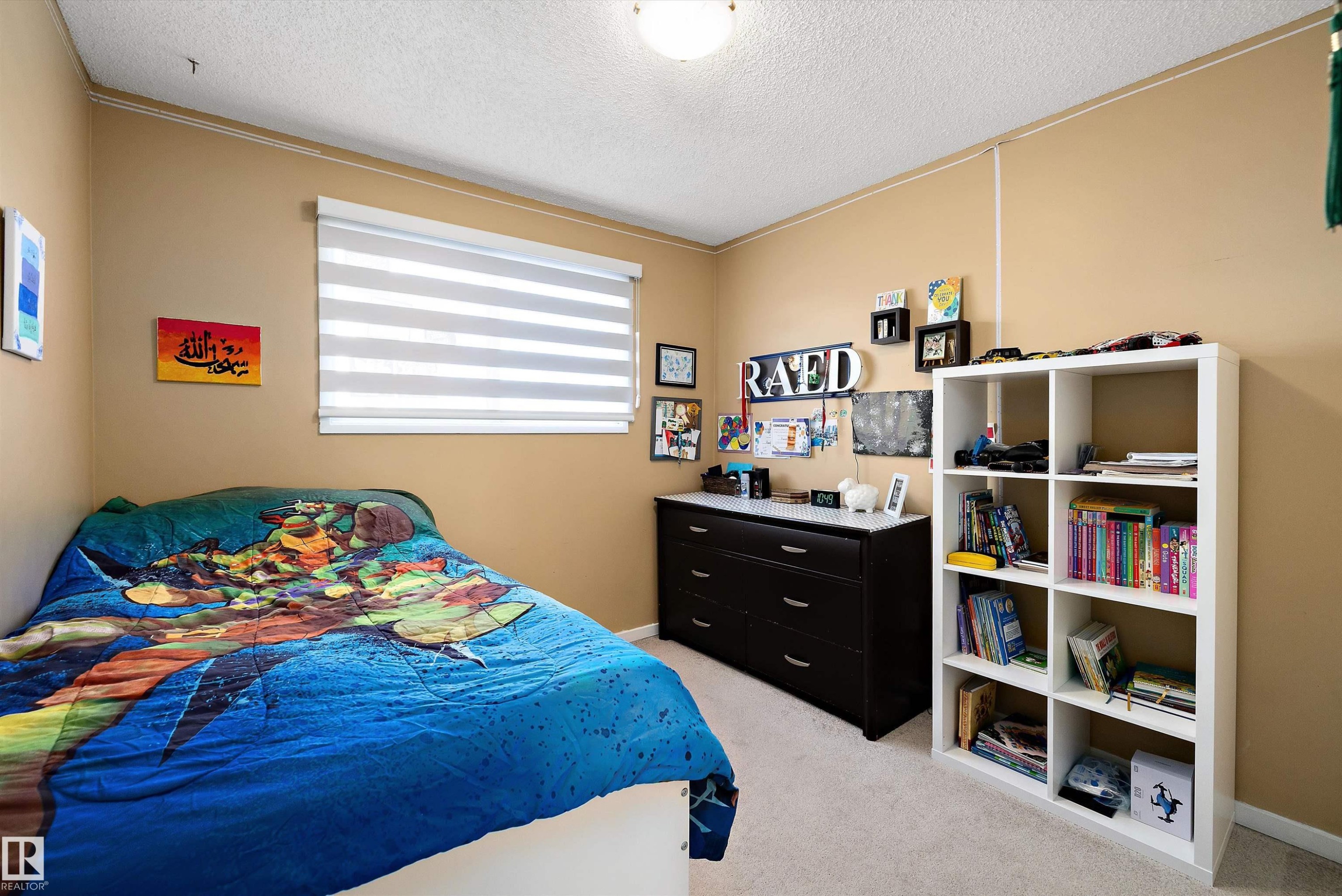 Bedroom featuring light carpet and a textured ceiling - 9804 156 Avenue, Edmonton, AB - Indoor Photo Showing Bedroom