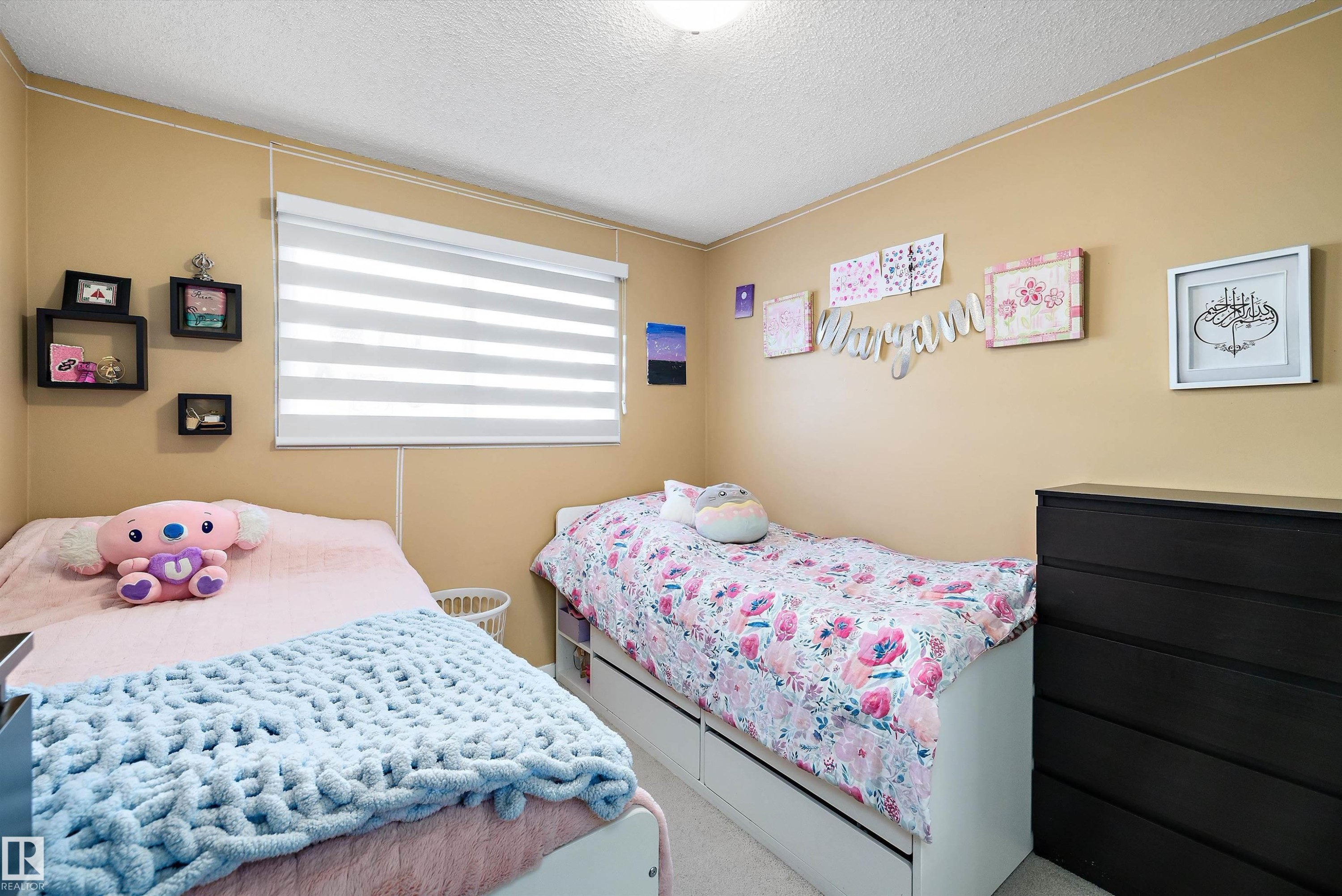 Carpeted bedroom with a textured ceiling - 9804 156 Avenue, Edmonton, AB - Indoor Photo Showing Bedroom