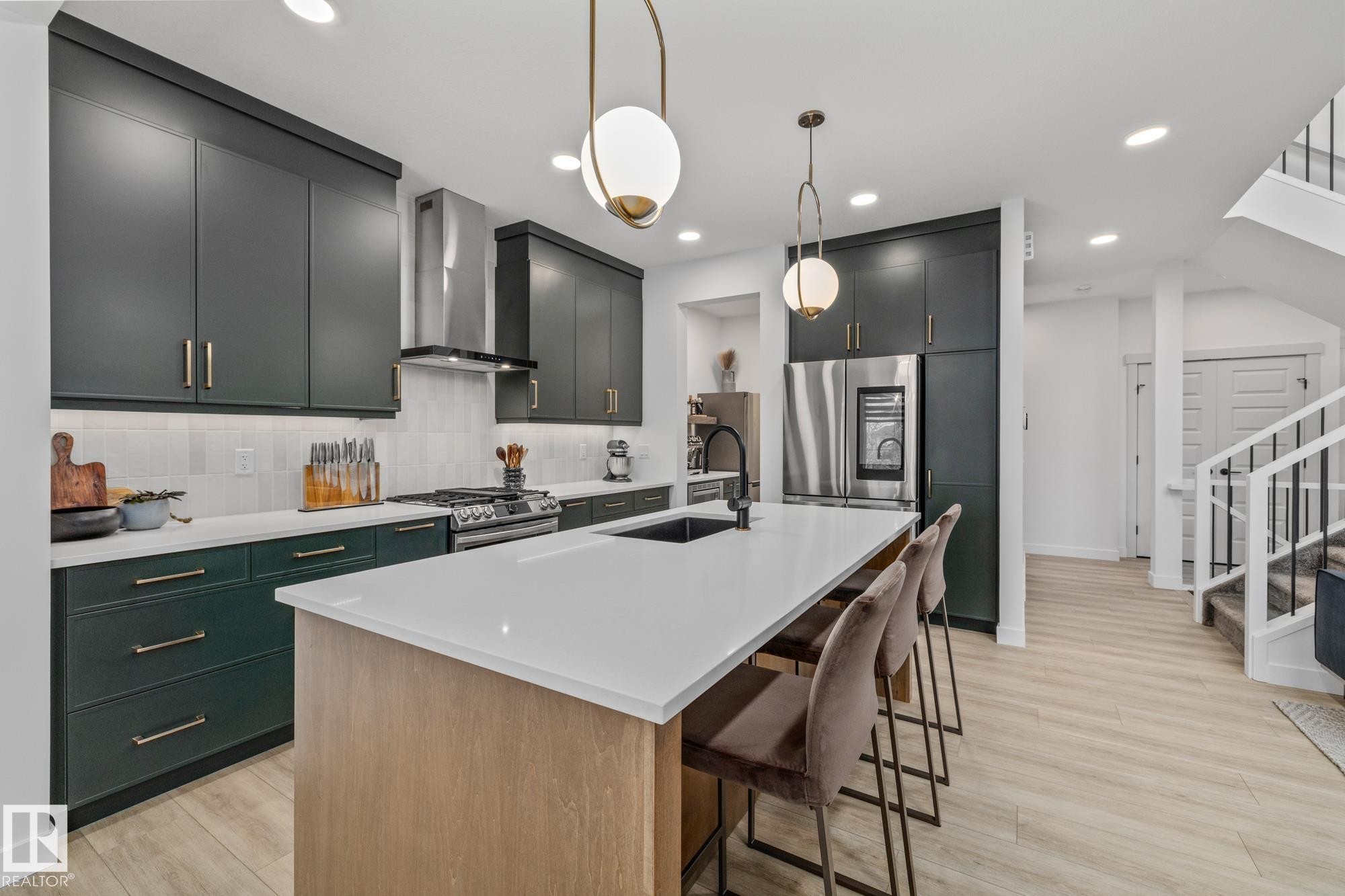 664 Astoria Way, Devon, AB - Indoor Photo Showing Kitchen With Upgraded Kitchen