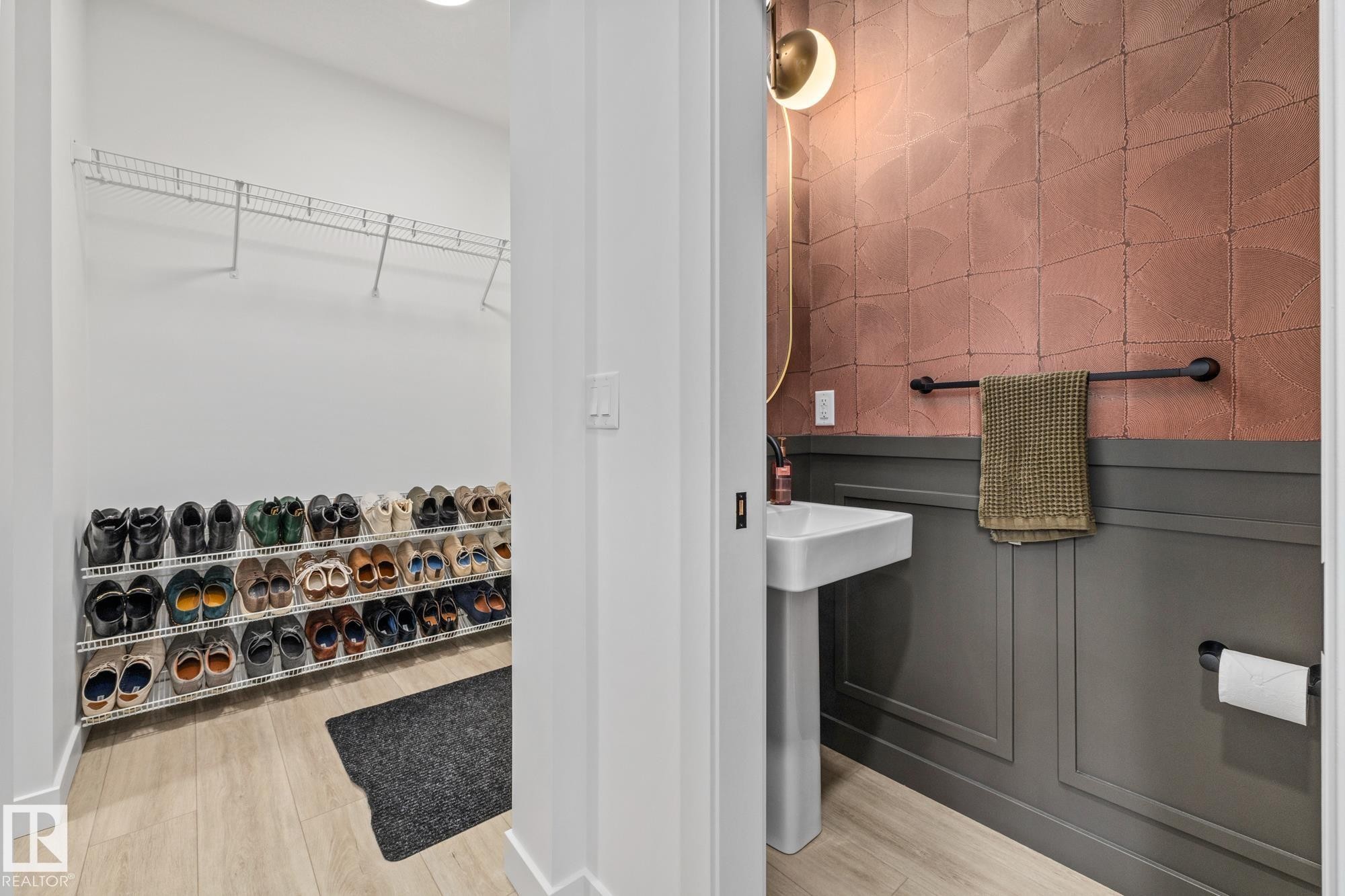 664 Astoria Way, Devon, AB - Indoor Photo Showing Bathroom